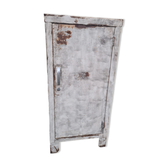 Low metal cabinet