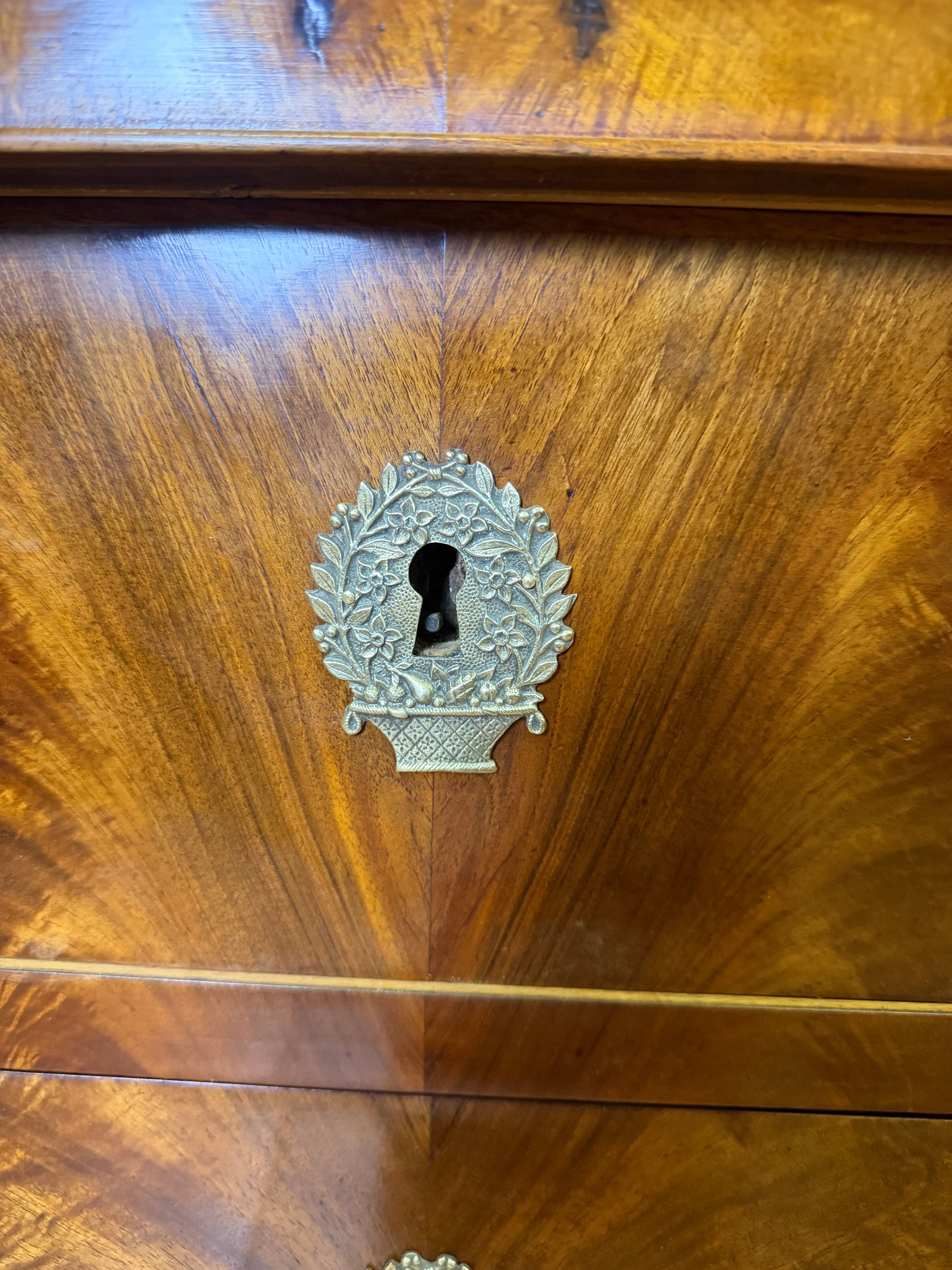 commode d'époque Restauration à Crosses