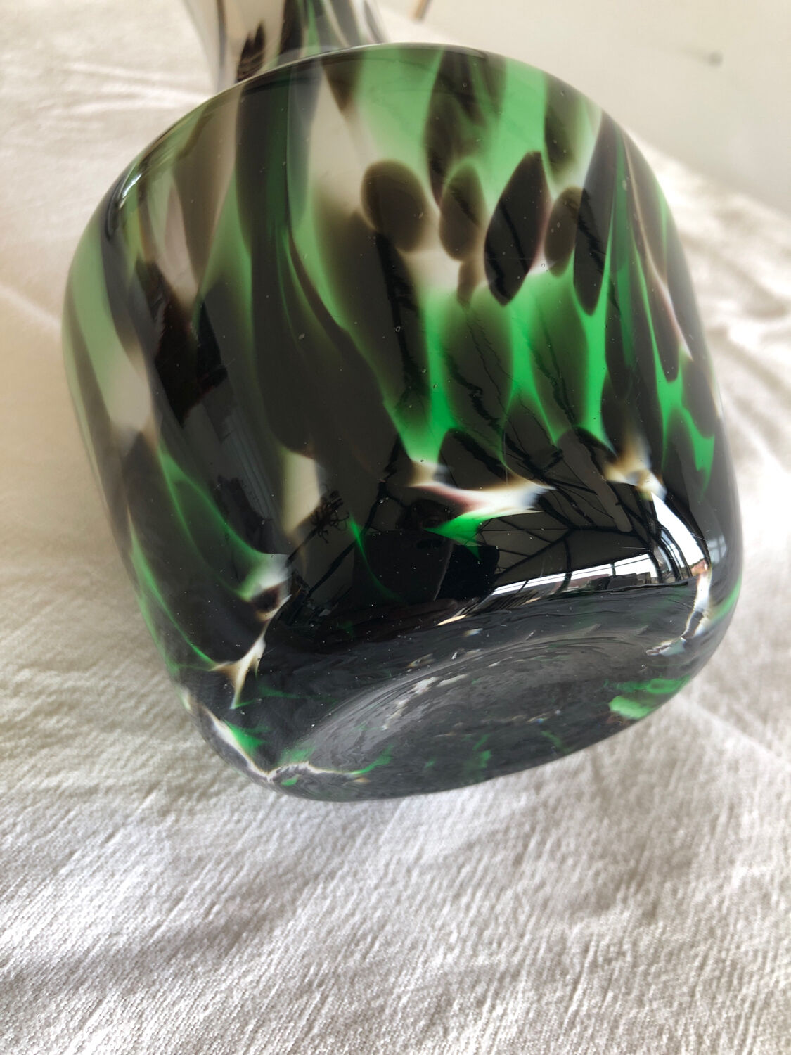Vase vert et boanc en opaline de Florence annee 70