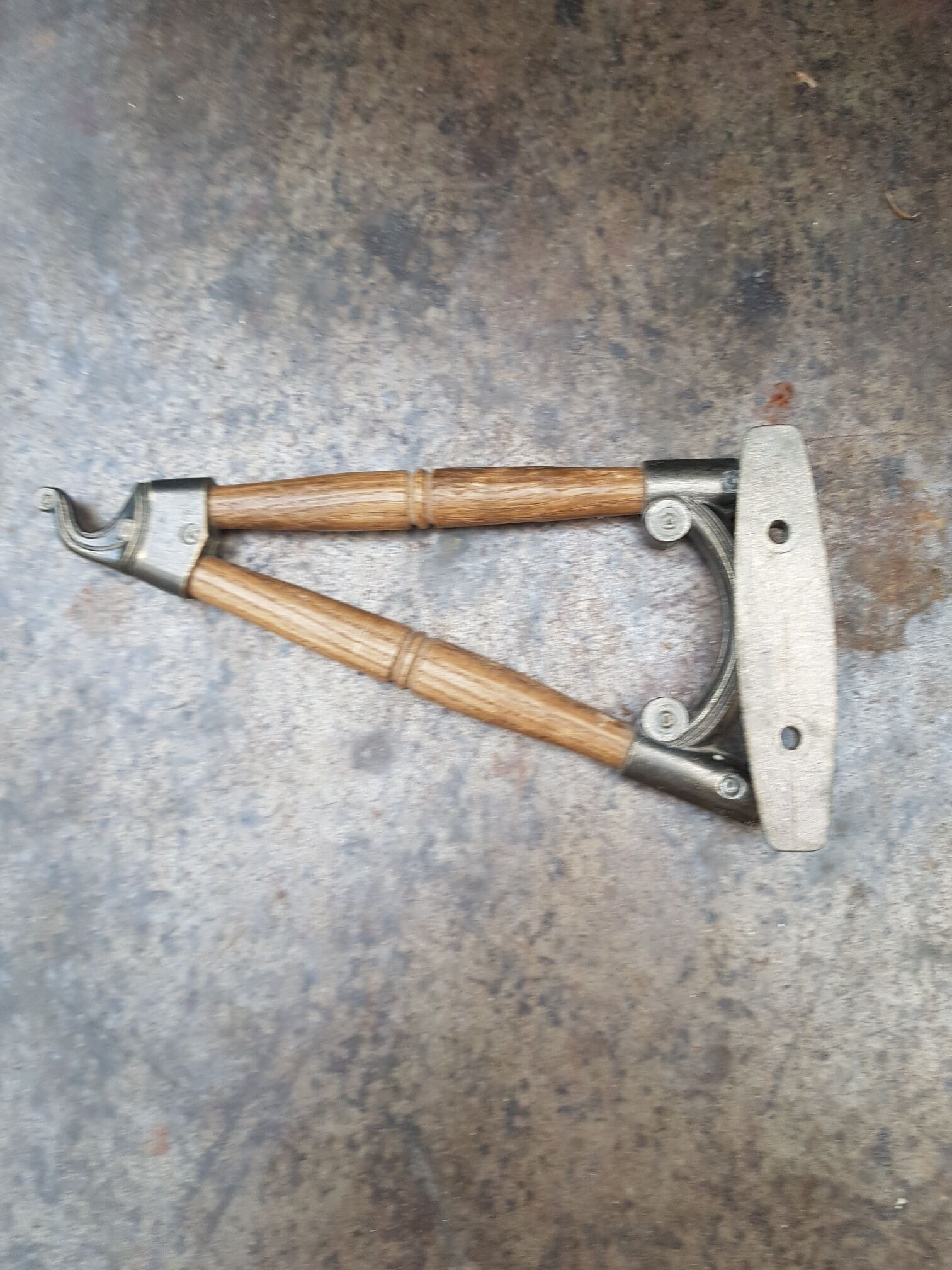 Swivel patère coat rack