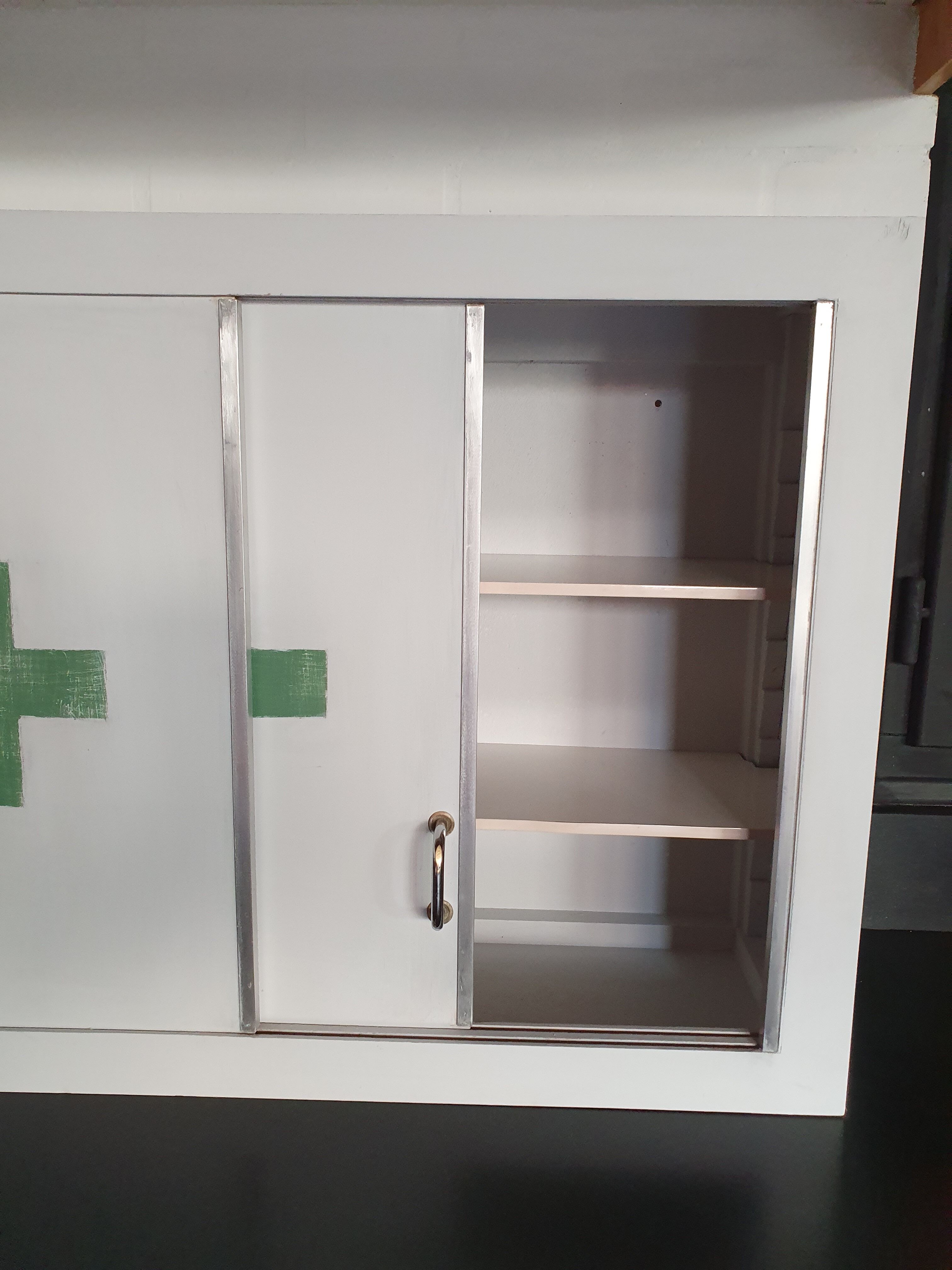 Armoire à pharmacie