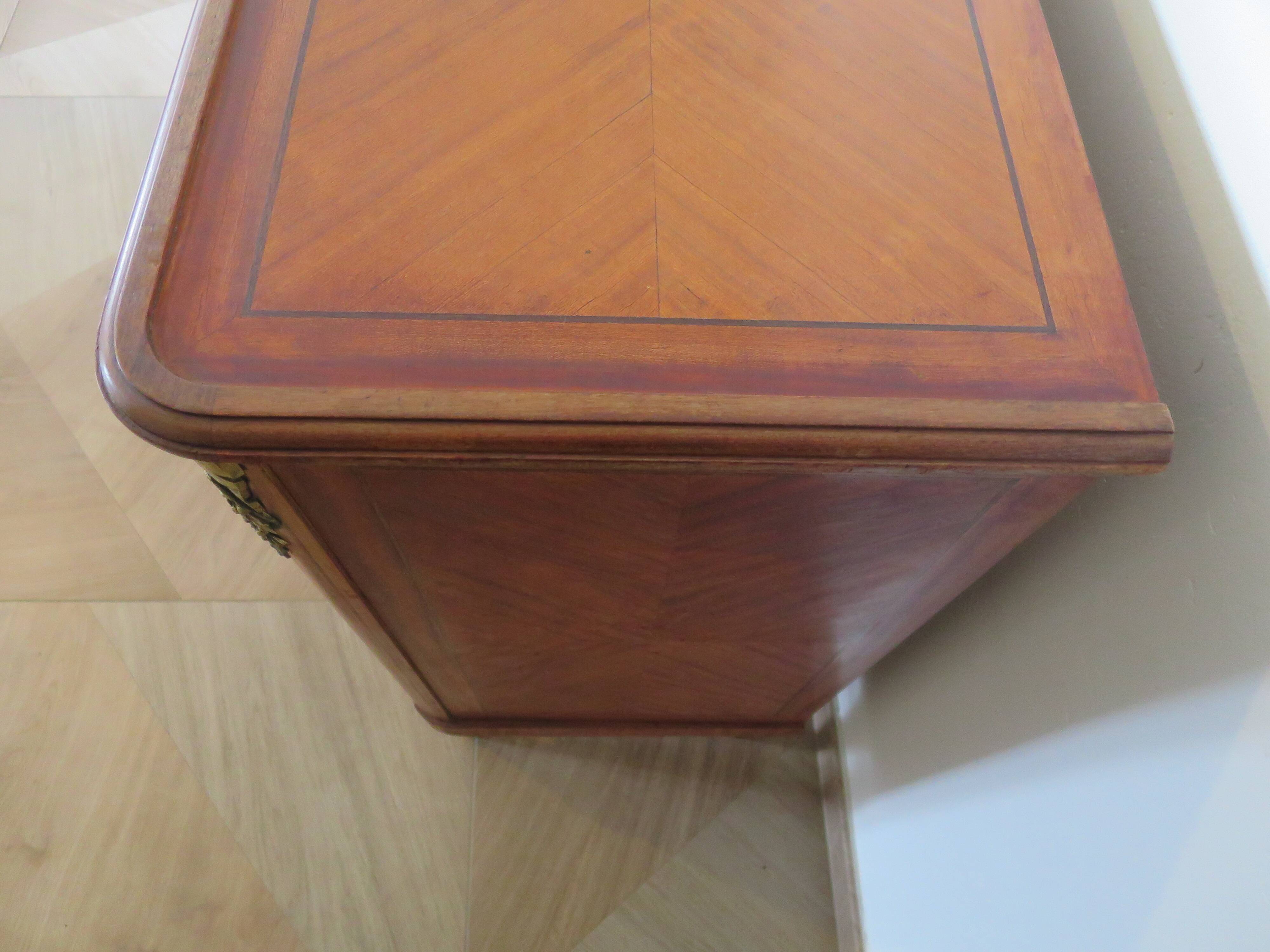 Louis XVI chest of drawers - Bronze - Butterfly wood veneer marquetry - 1930