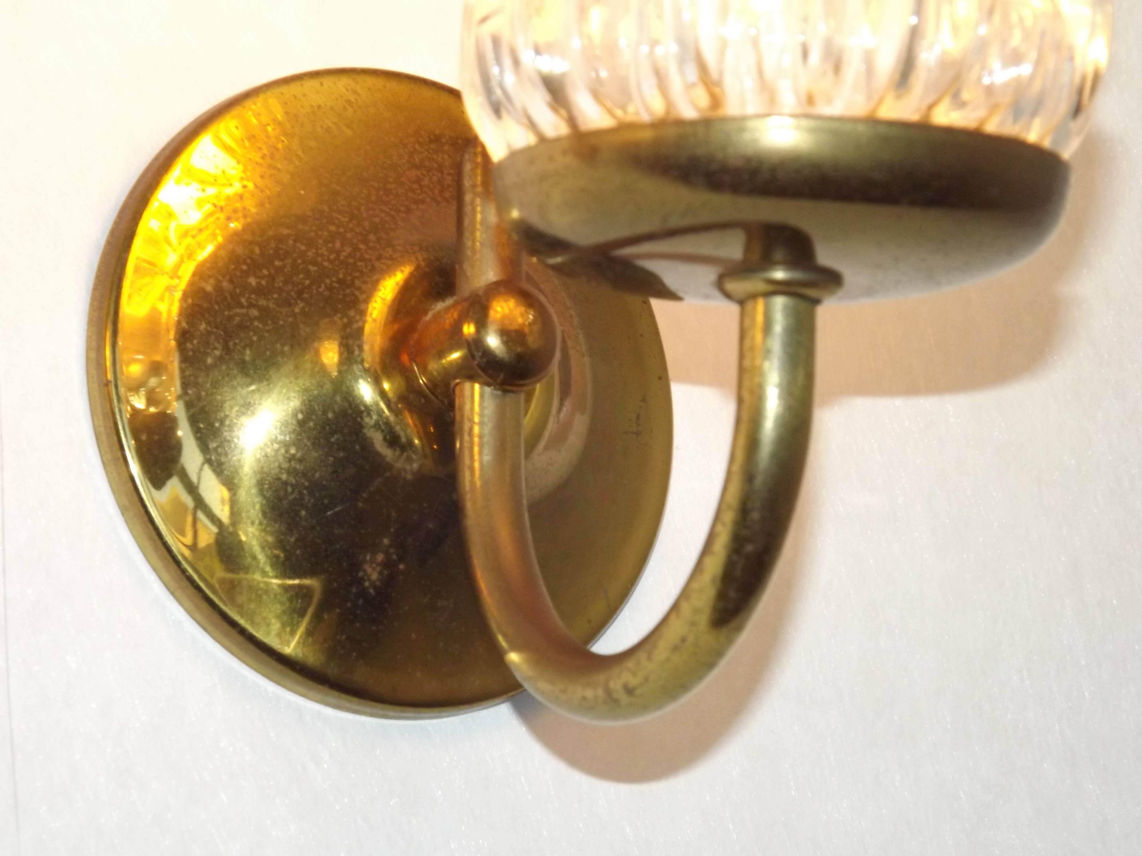 Paire d'appliques en métal doré et verre moulé, France vers 1960