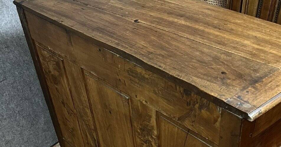 Buffet with eight Renaissance doors in solid walnut.