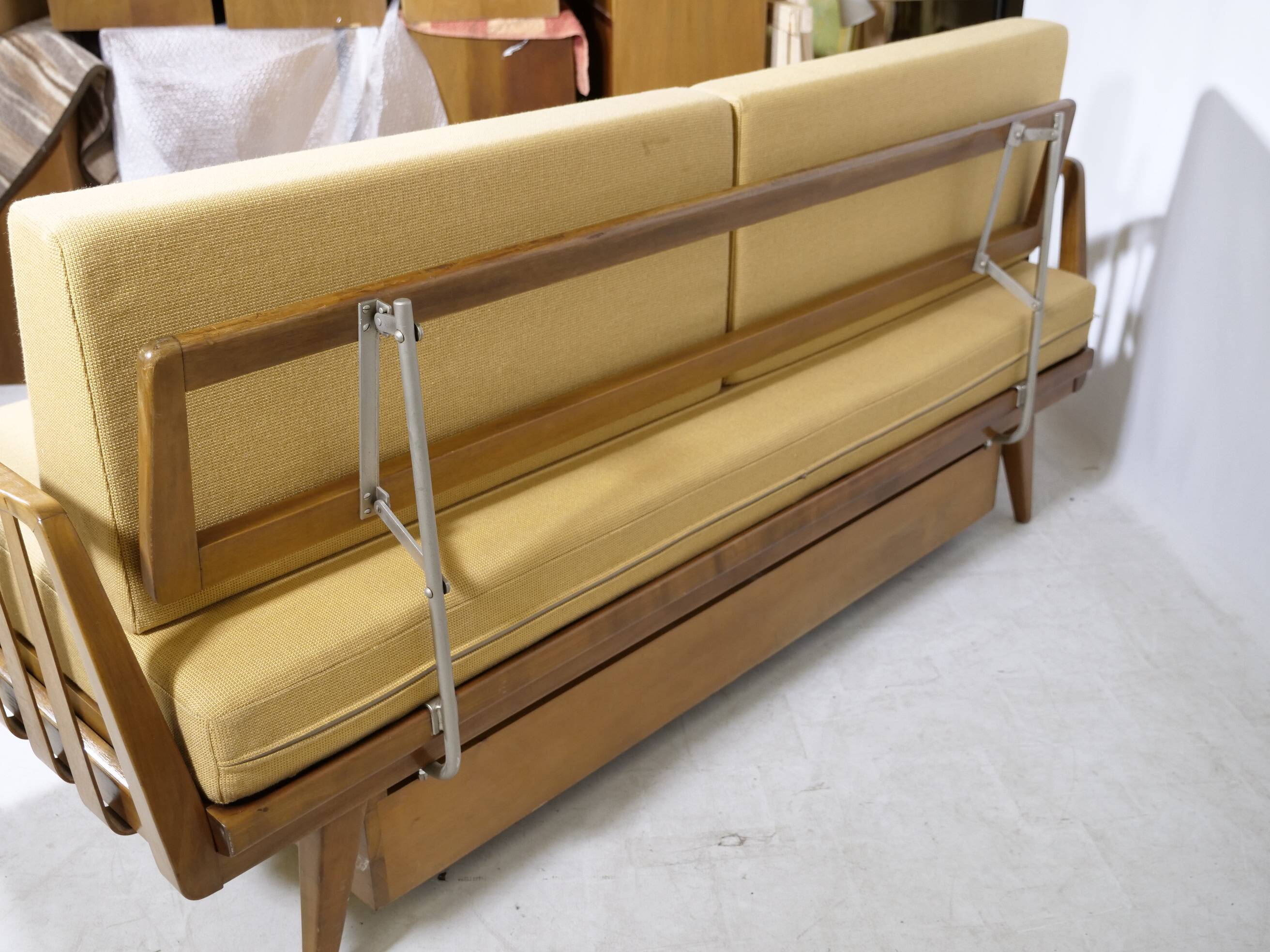 Lit de jour de style mid-century en bois de cerisier par Walter Knoll pour Knoll Antimott, années 1960.