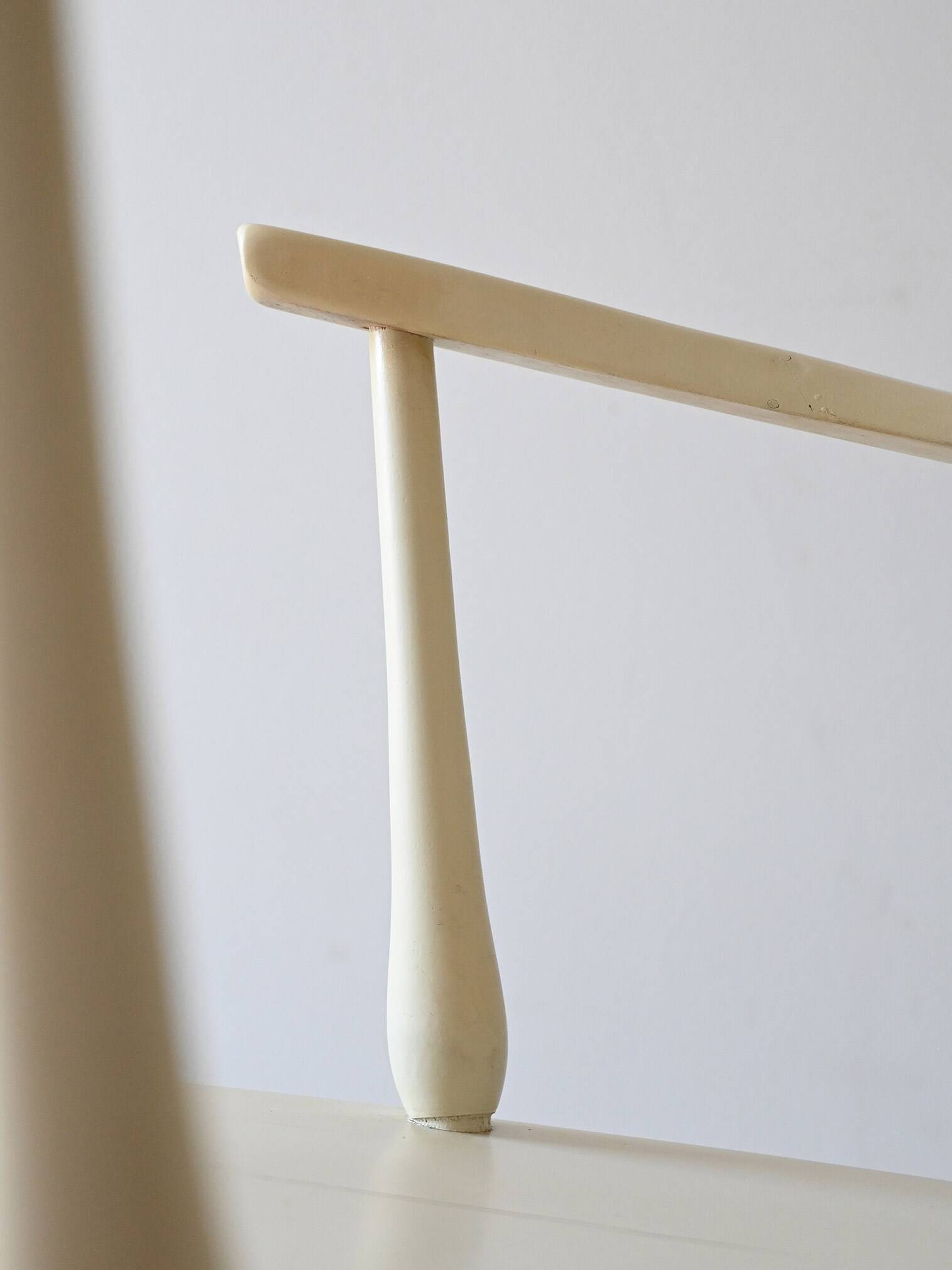 Chaise à bascule en bois écru