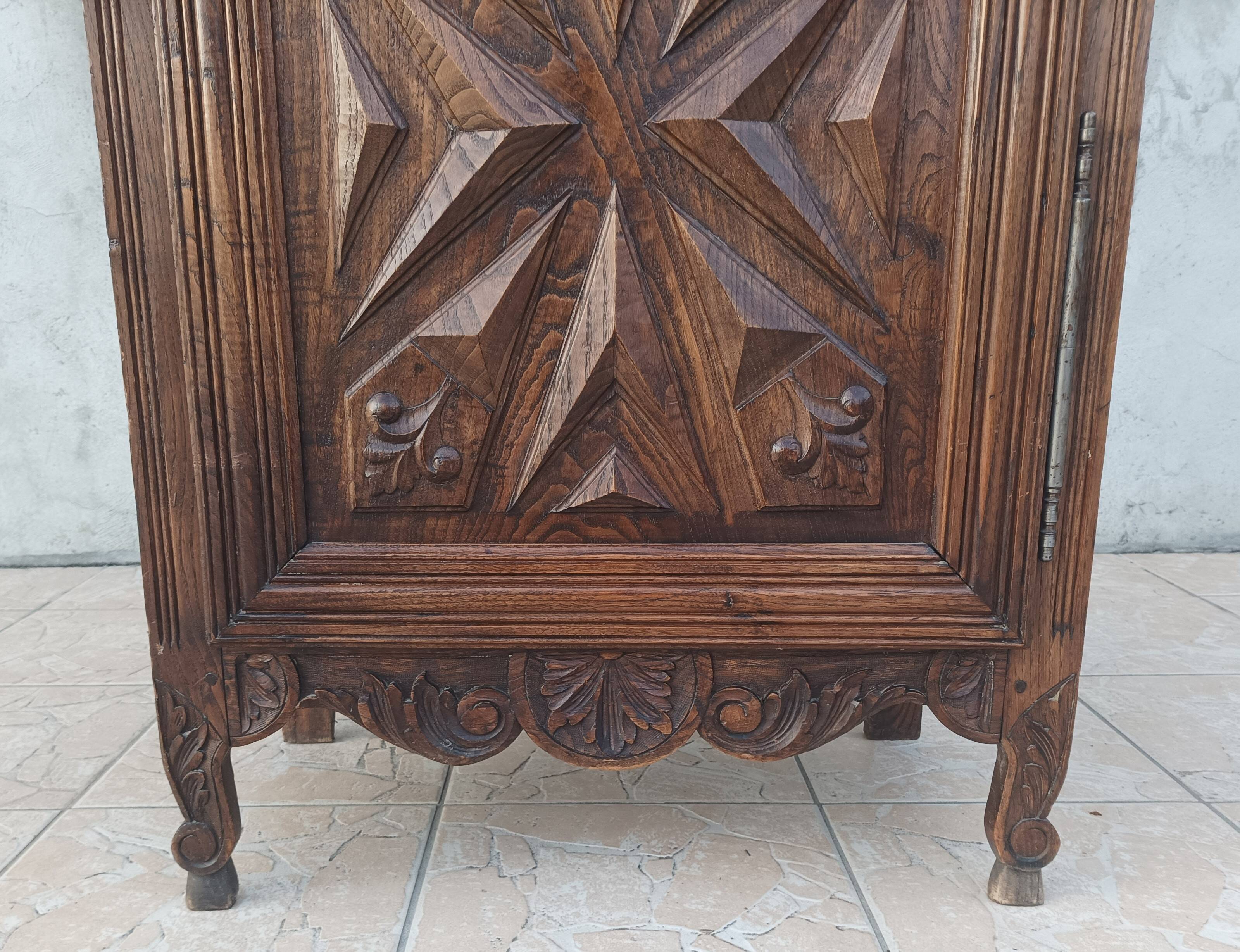 Standing man Louis XIII in oak