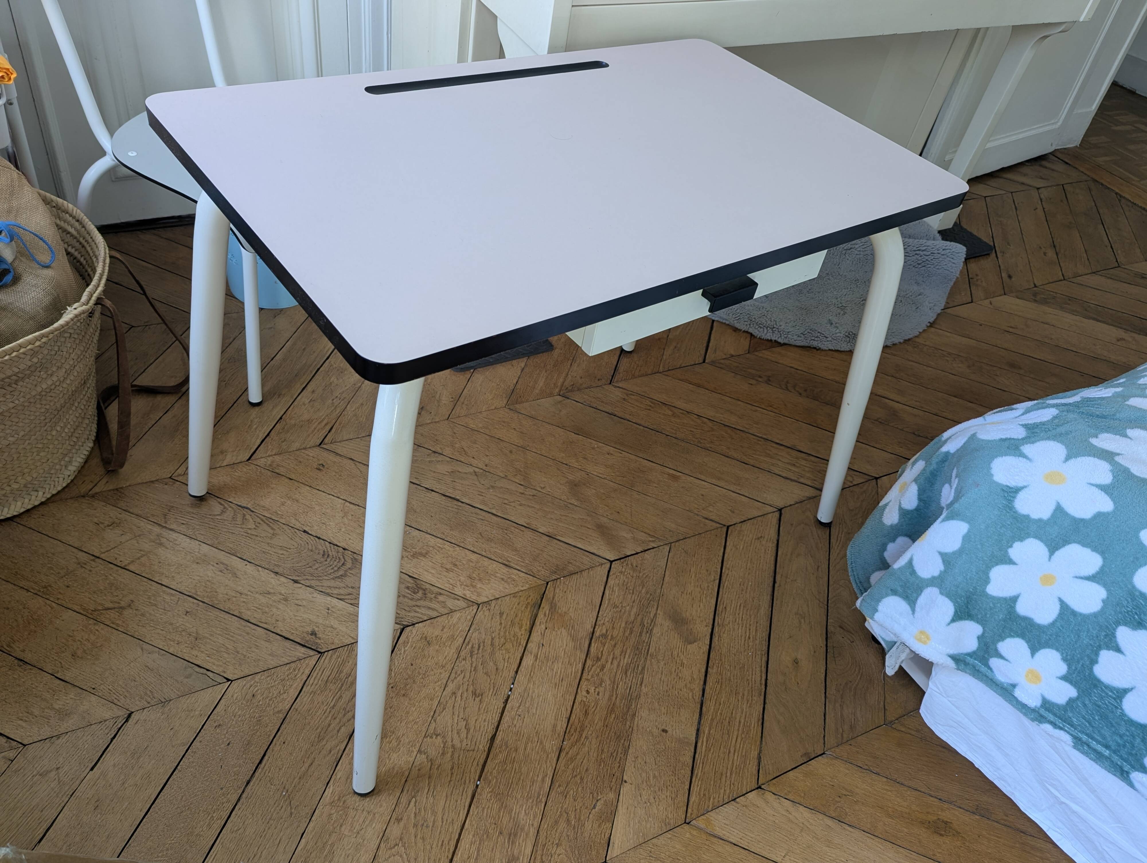 Desk "les Gambettes" in excellent condition.