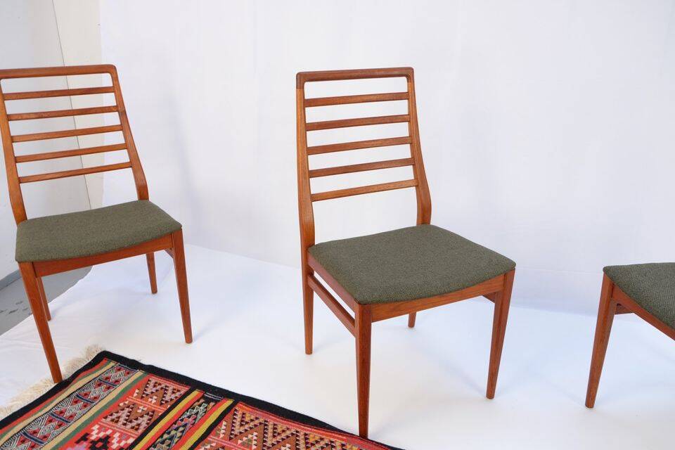 1960s-70s style chairs (4 pieces) in teak, retro vintage style.