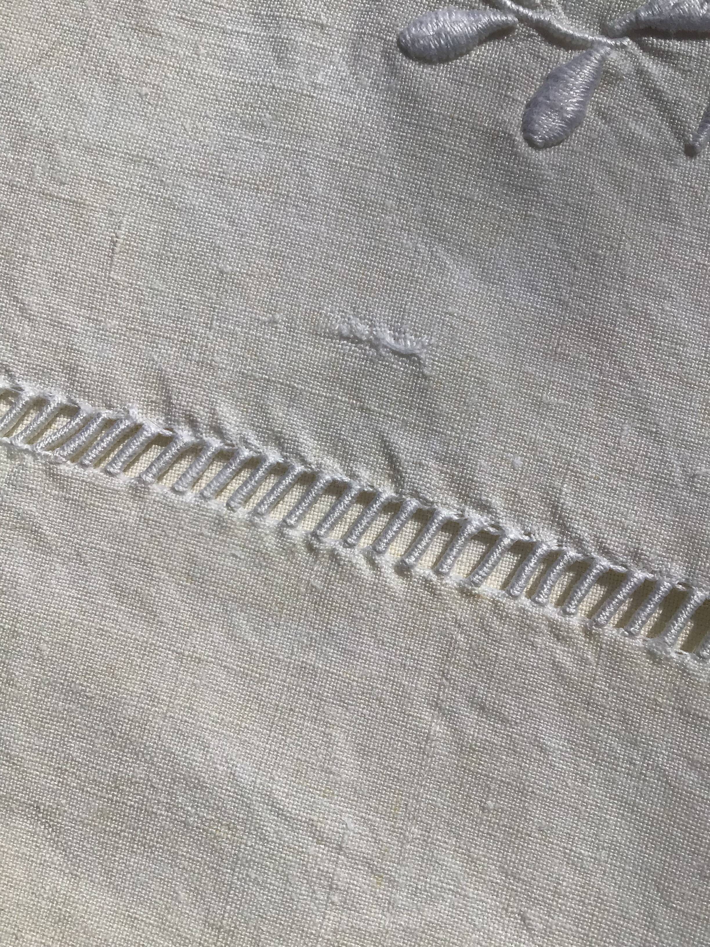 Drape 2 places JP sunflowers and pastilles.