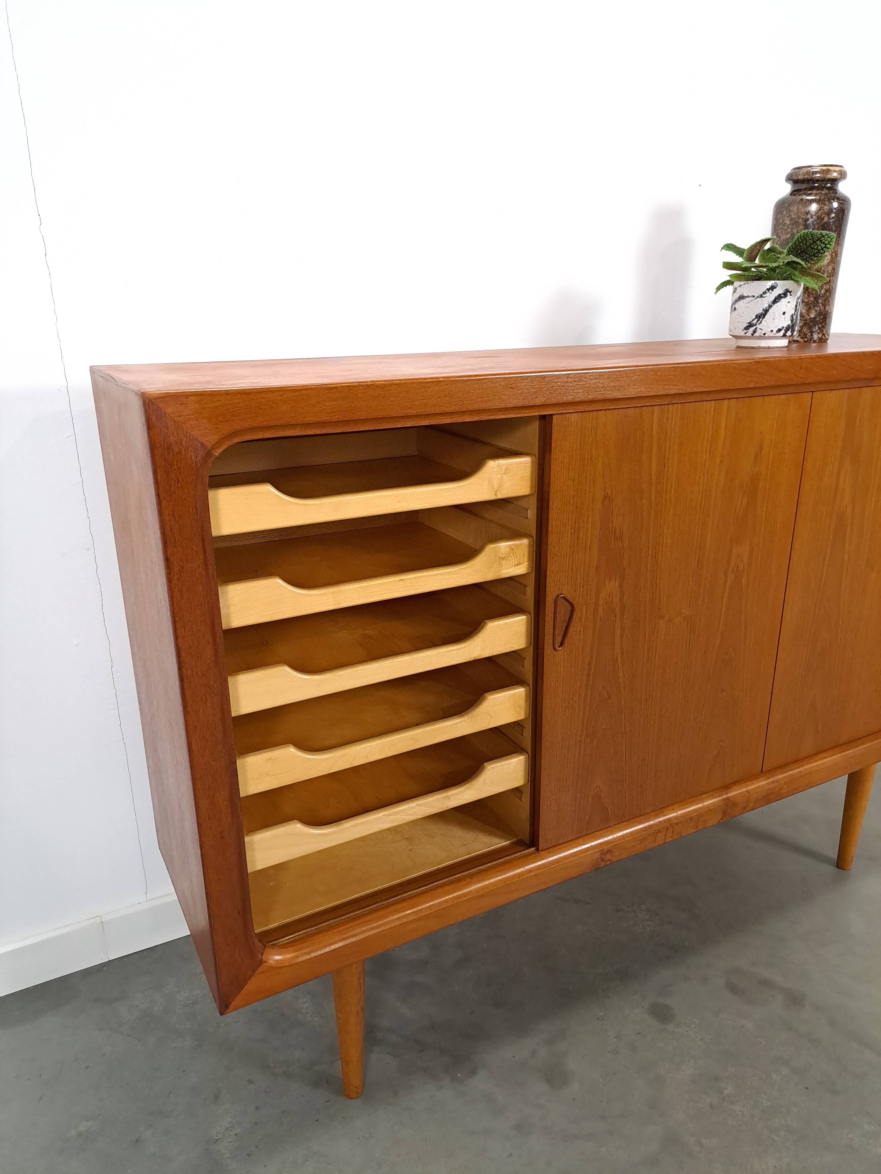 Mid Century Deens teak hoog dressoir