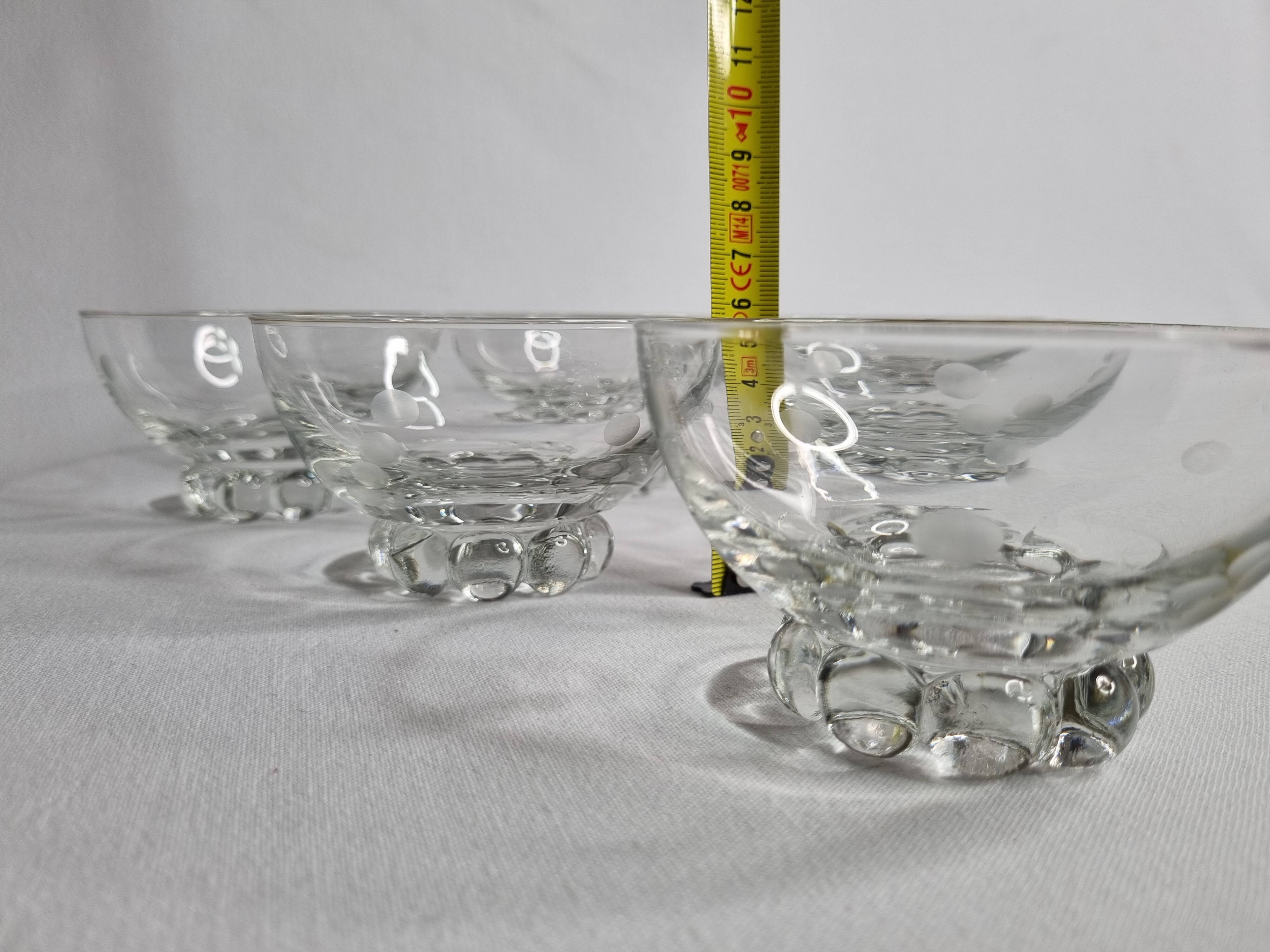 Set of six engraved crystal bowls in Art Deco style on spherical feet