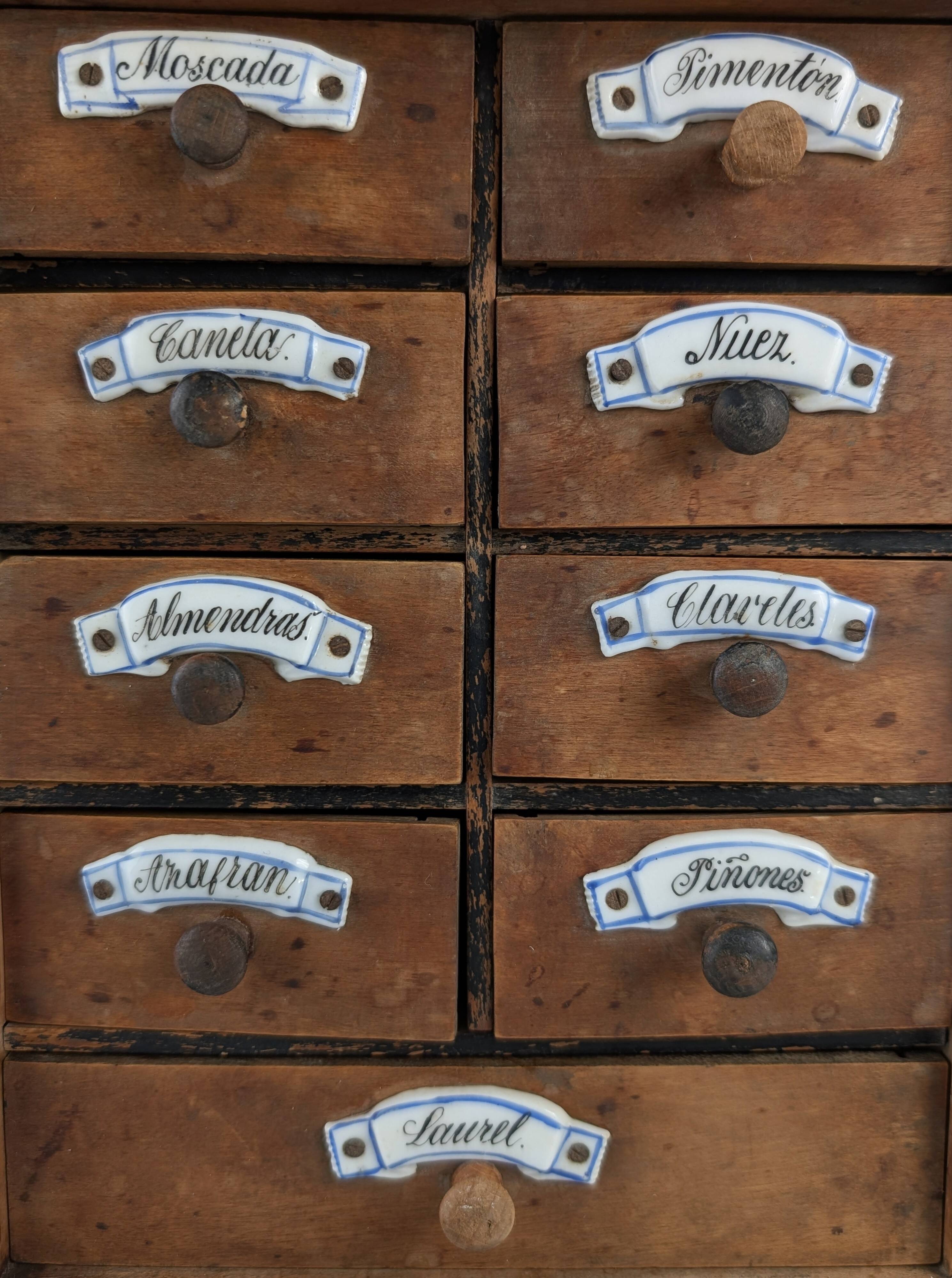 Cabinet à épices en bois rustique espagnol avec étiquettes en céramique, années 1930