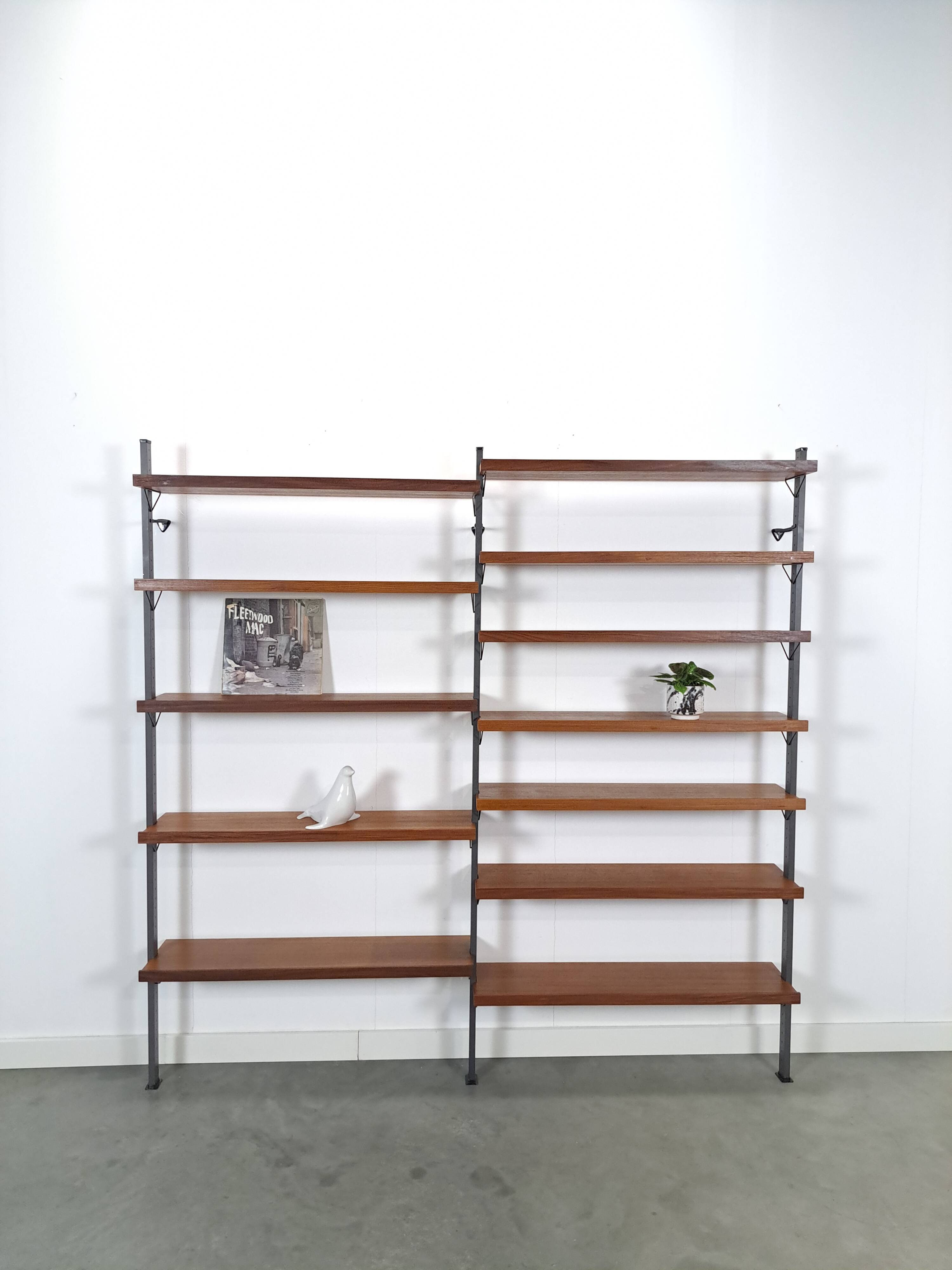 Mid Century Olof Pira Zweden teak modulair LP wandsysteem