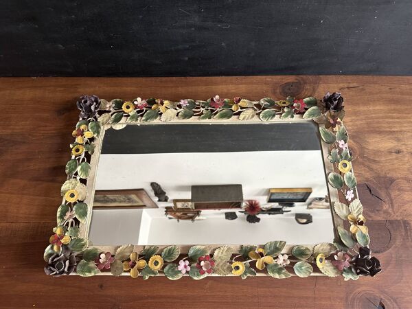 Miroir mural italien en métal fleuri polychrome, années 50