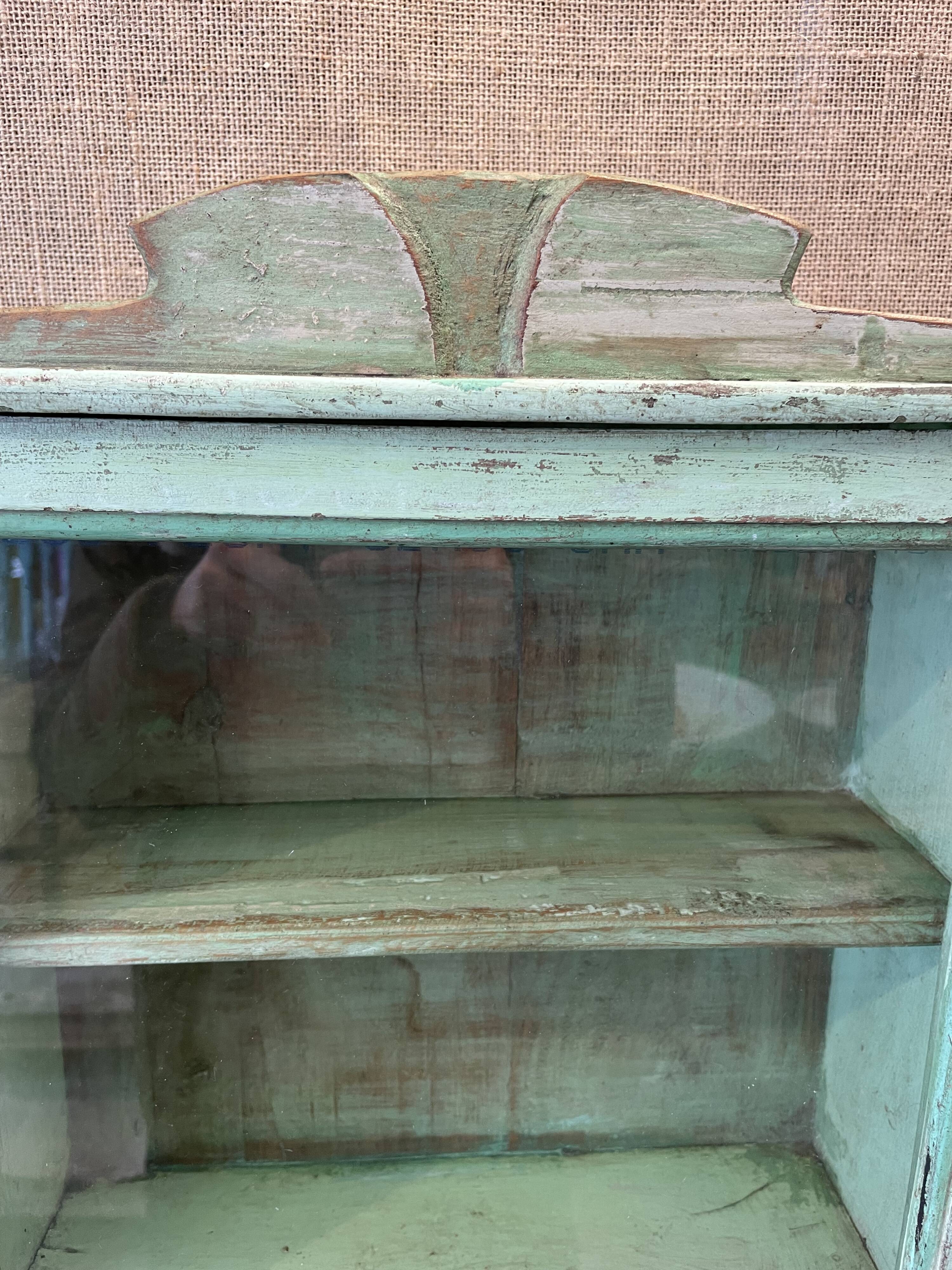 Petite vitrine en bois laqué vert
