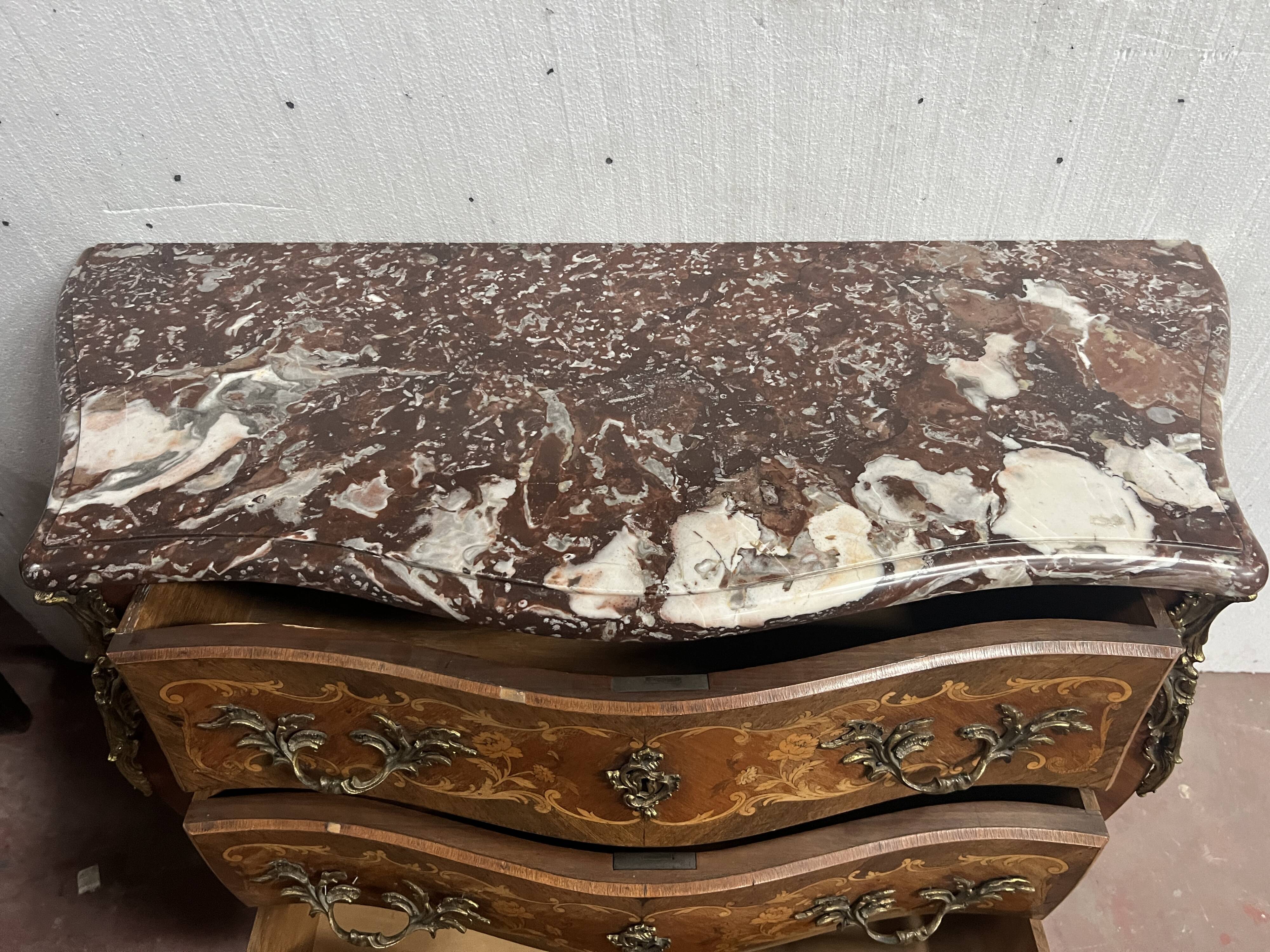 Commode de style Louis XV marquetées toutes faces XX siècle