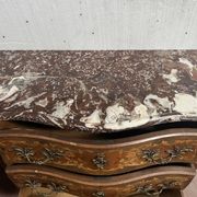 Commode de style Louis XV marquetées toutes faces XX siècle