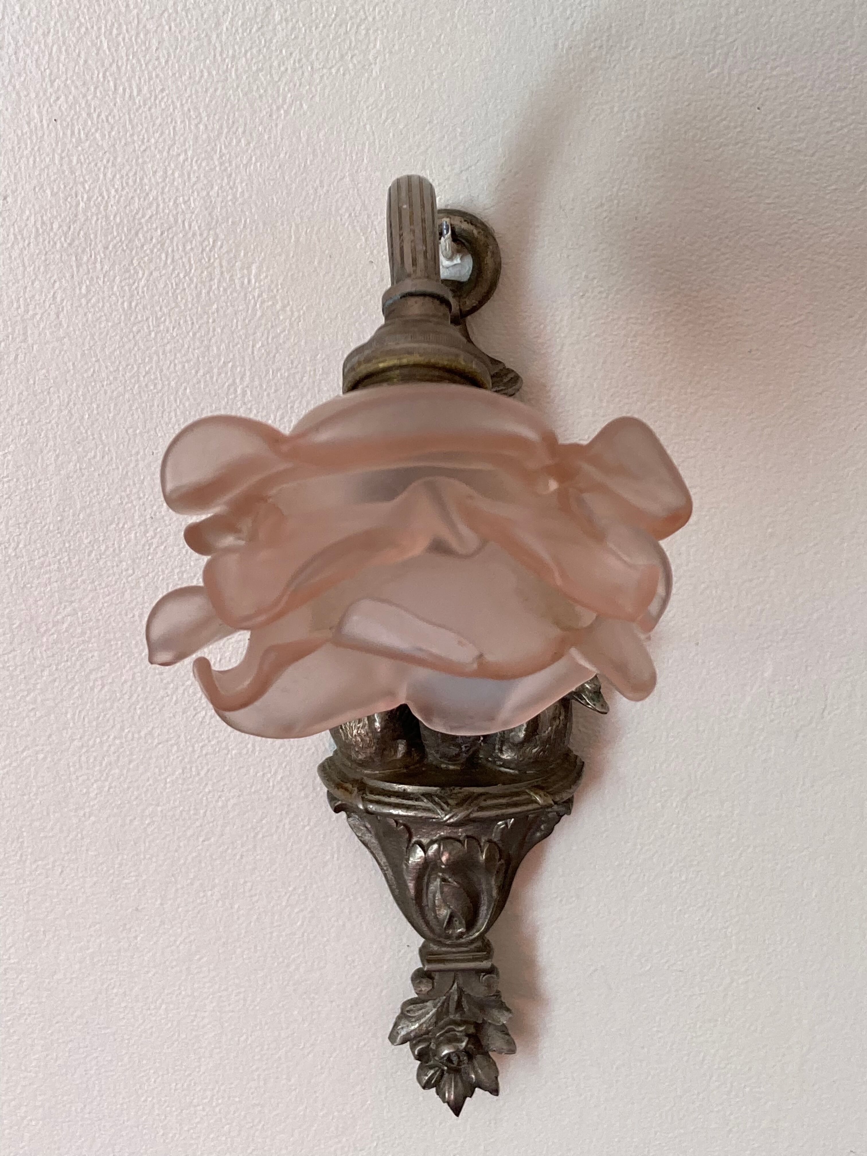Empire-style Art Deco wall lamp in silver patinated bronze with swan decoration and frosted glass pink