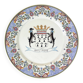 Brittany early 20th century: huge dish with coats of arms and dogs with hand-painted decorations circa 1930-1950