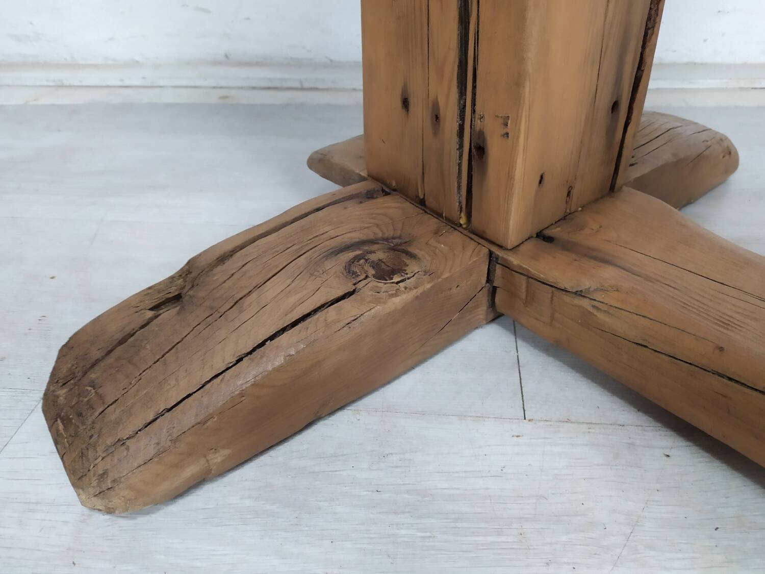 Table extérieur brutaliste