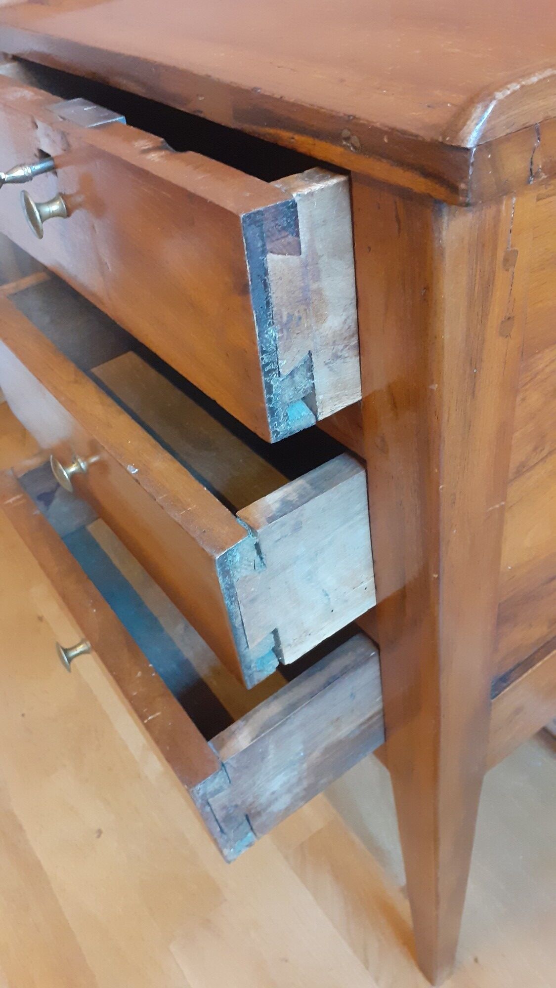 Piece of furniture in blond walnut, 3 drawers, very good condition