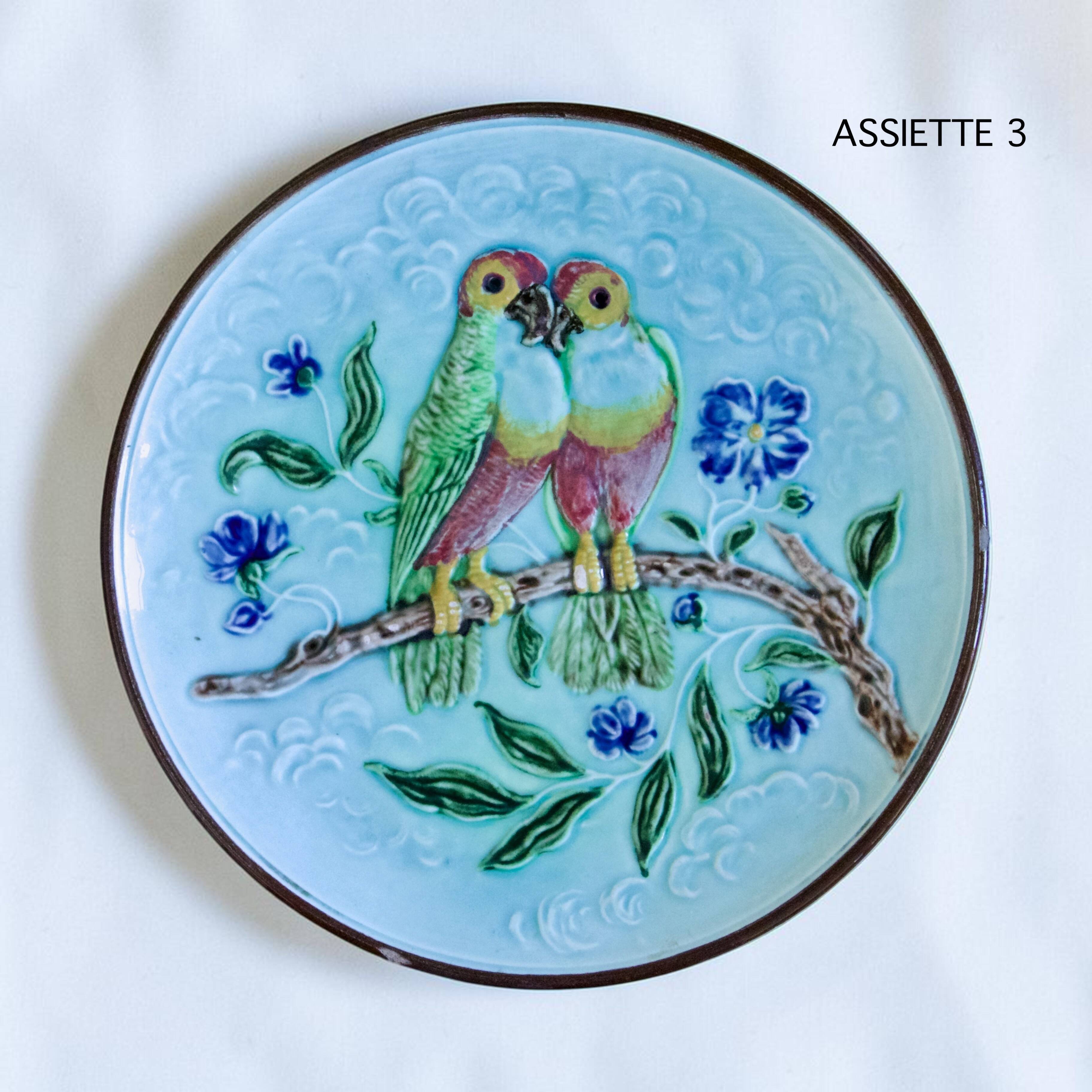 Rare trio d'assiettes en barbotine perruches