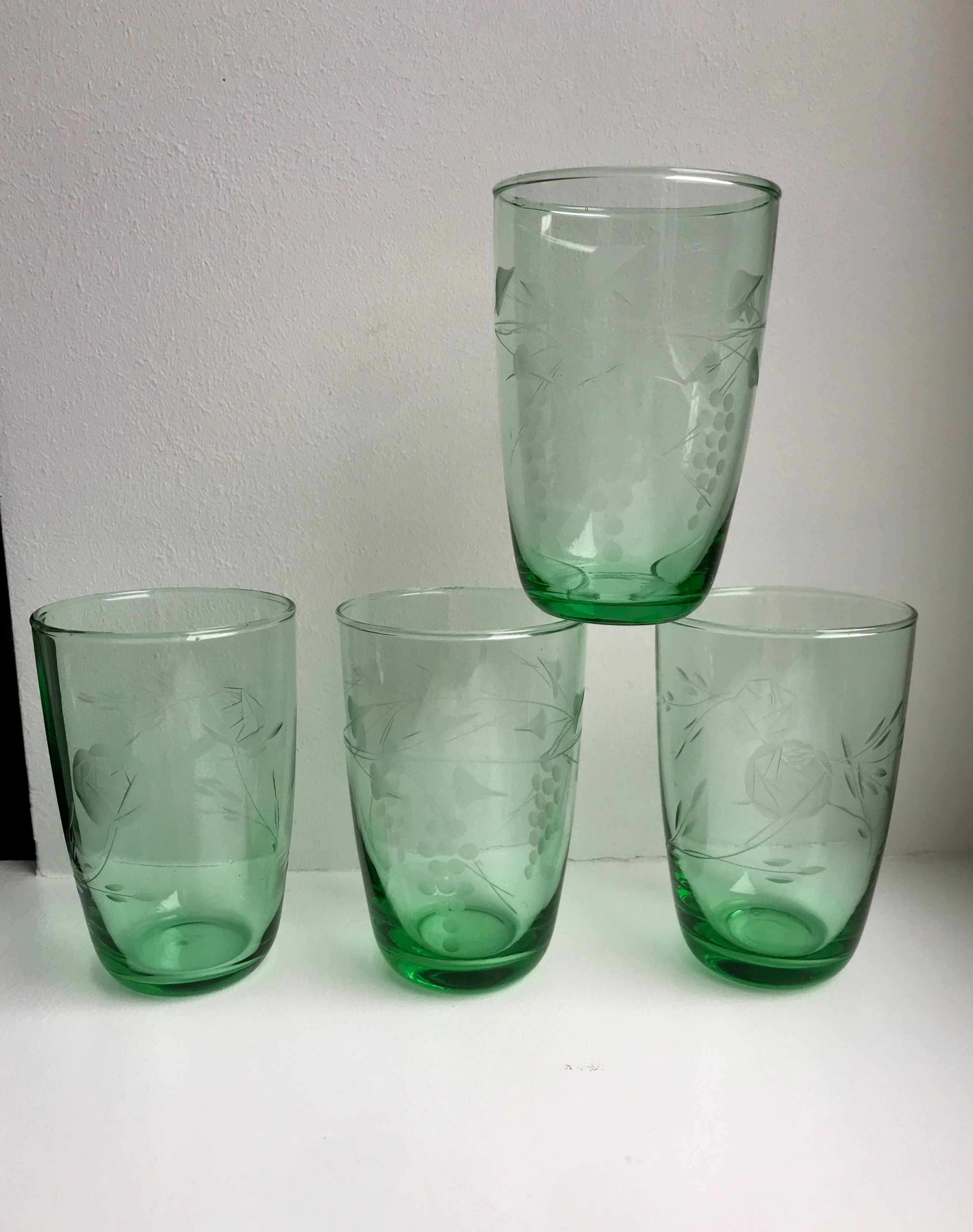 Set of 4 green glass water glasses engraved yeards 50-60