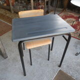 Ancien bureau d’écolier avec sa chaise