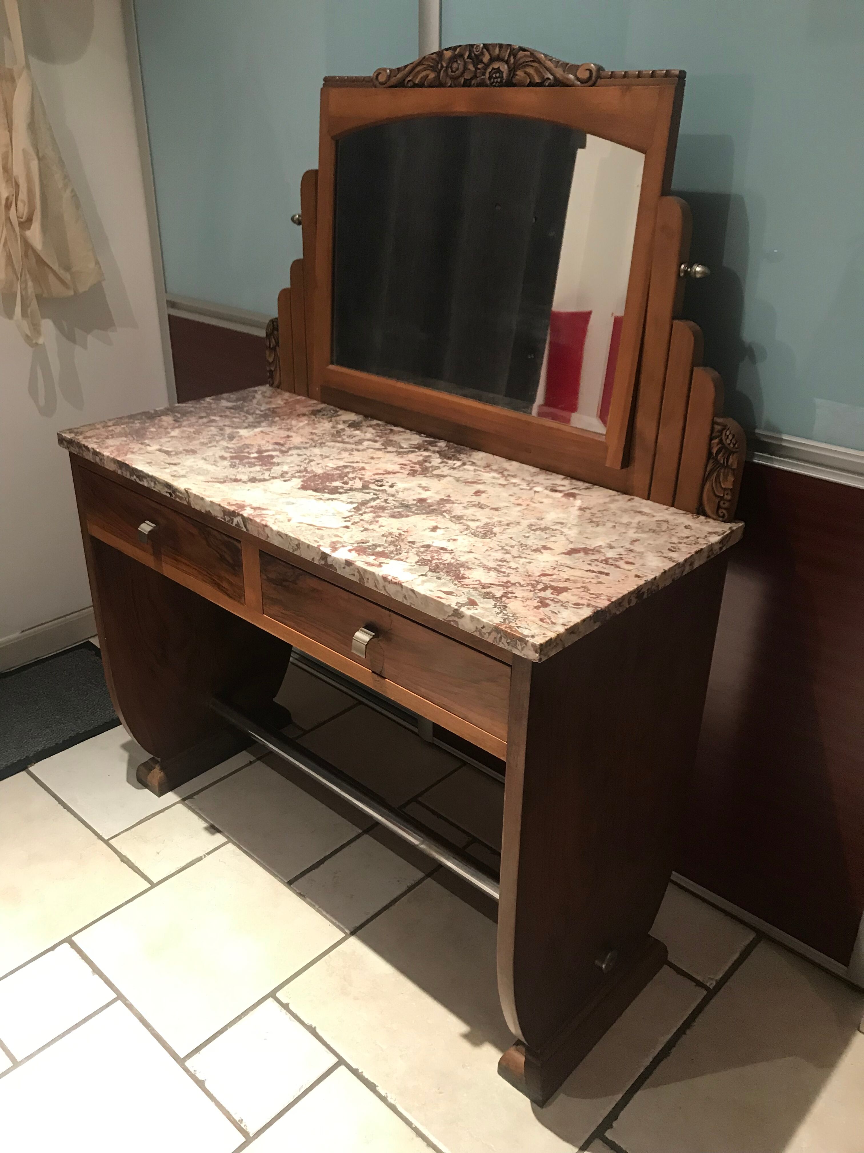 Art Deco era hairdresser