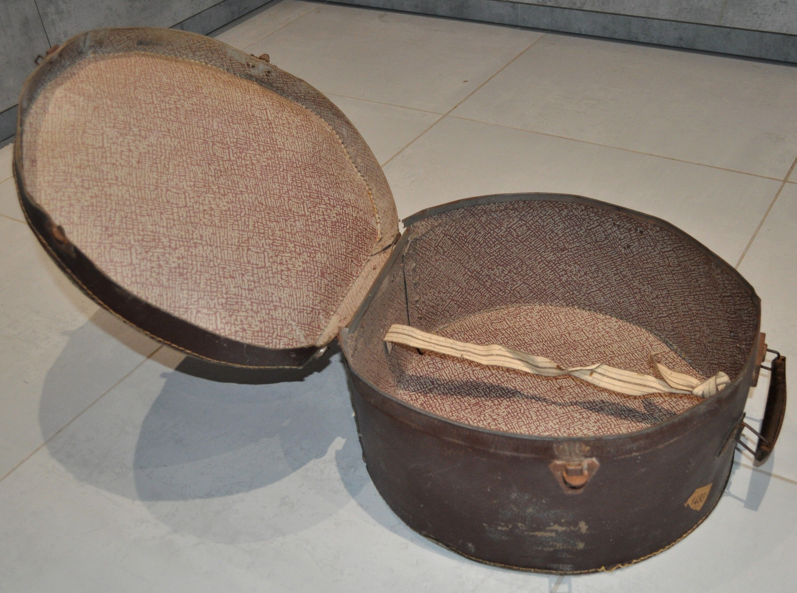 Boiled cardboard hat box