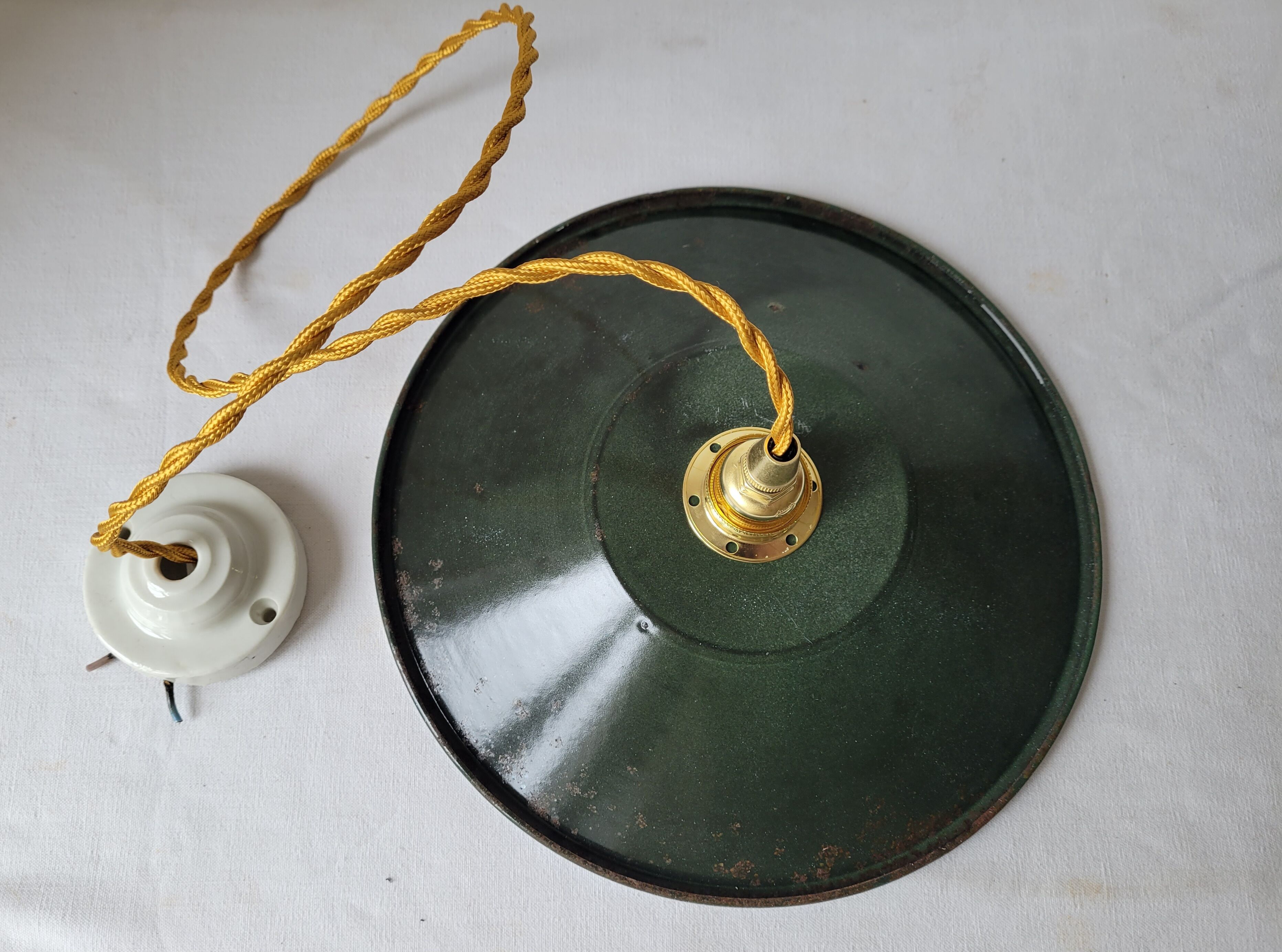Enamelled sheet metal suspension