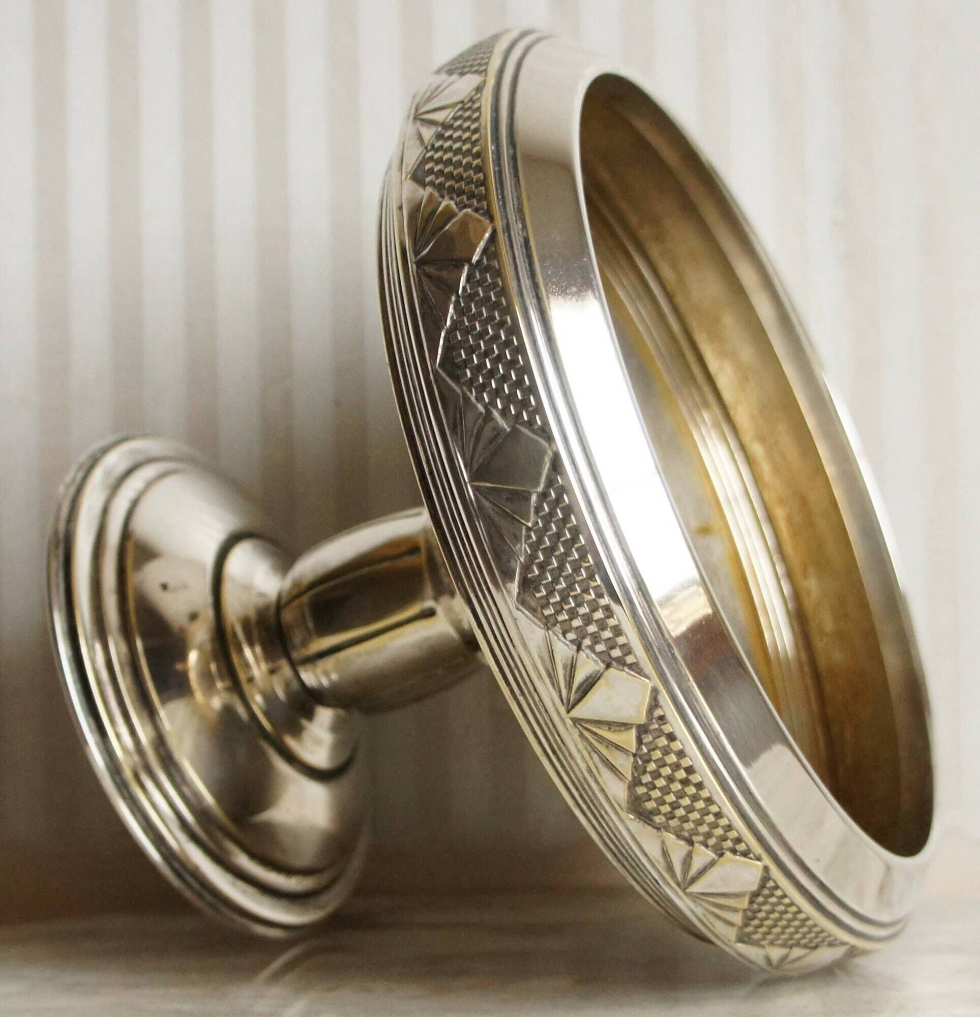 Cup or compotier on art deco pedestal in silver metal