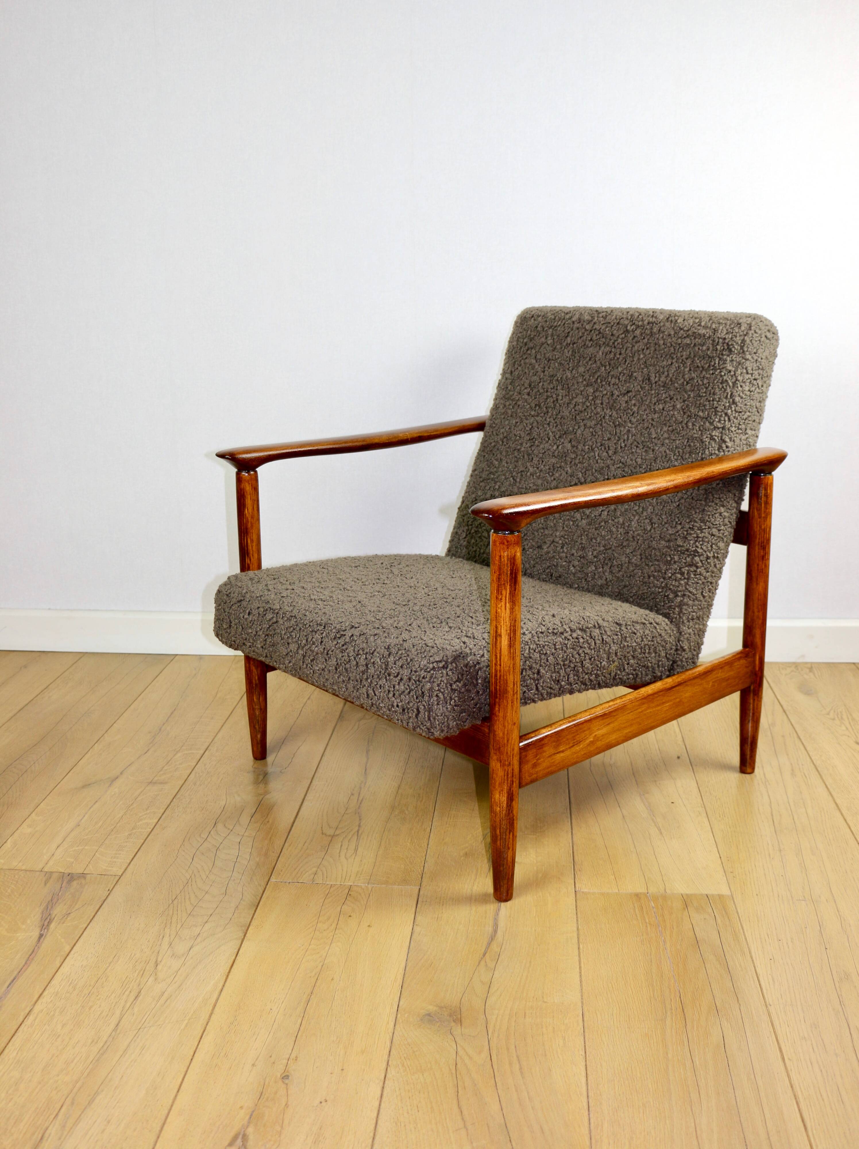 Fauteuil GFM-142, design d'Edmund Homa des années 70, bouclé épais marron chocolat - 2 pièces disponibles.