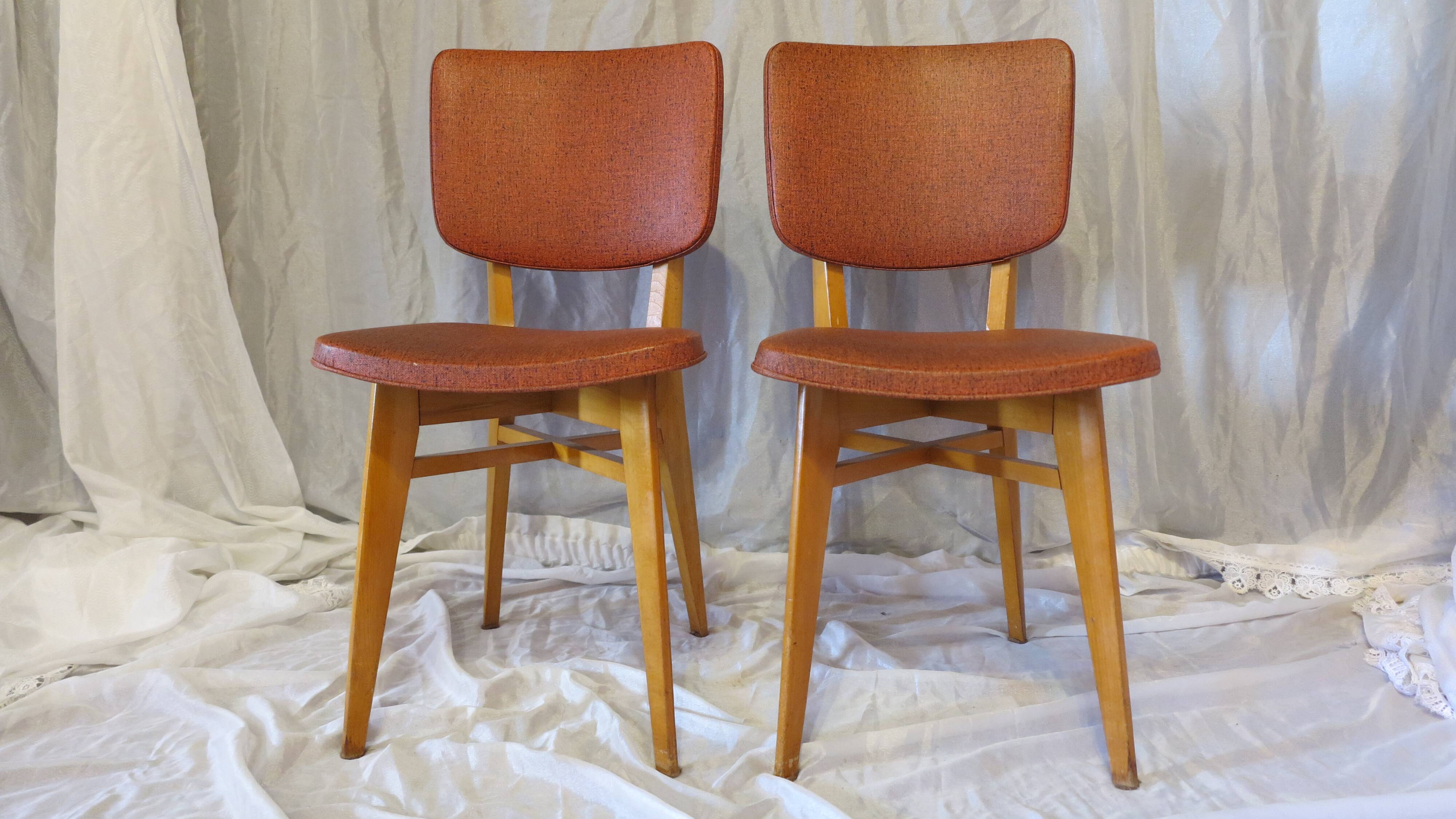 Paire de chaise skaï rouge années 50