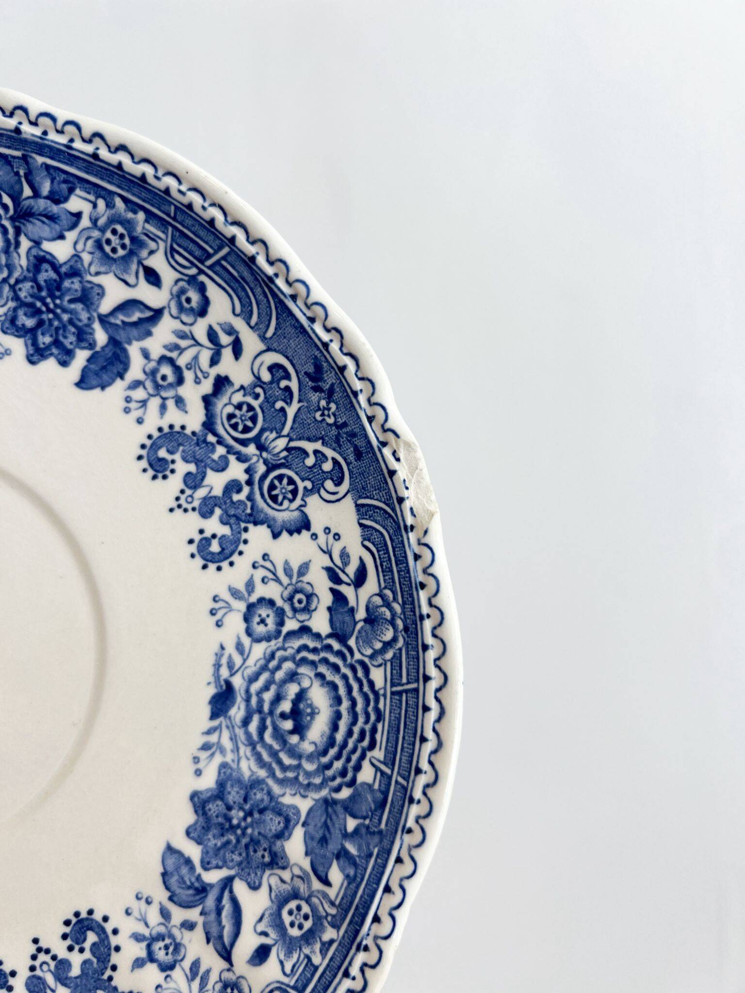 5 vintage Villeroy & Boch saucers