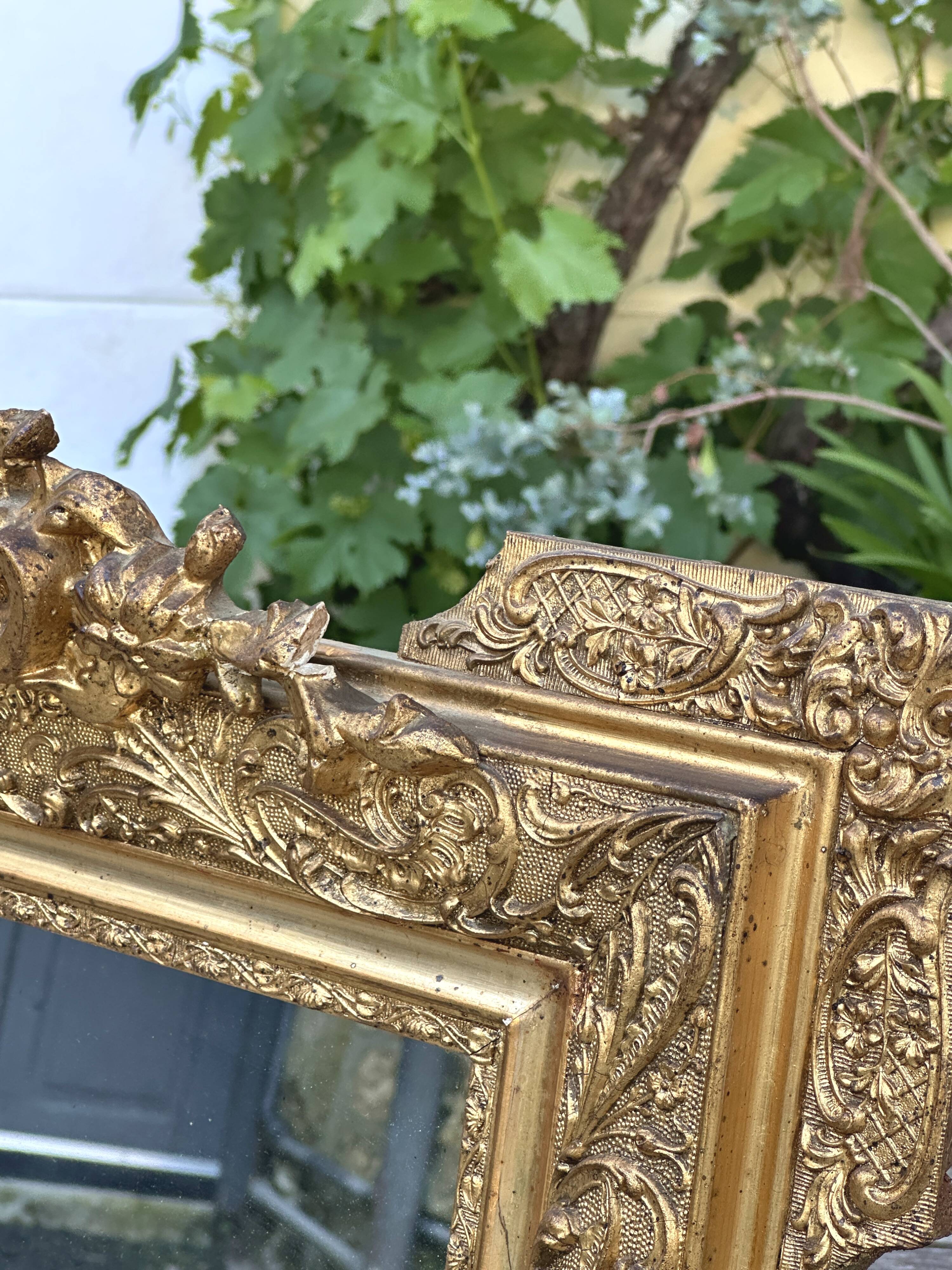 Miroir de cheminée ancien fronton en bois et stuc doré Napoléon III