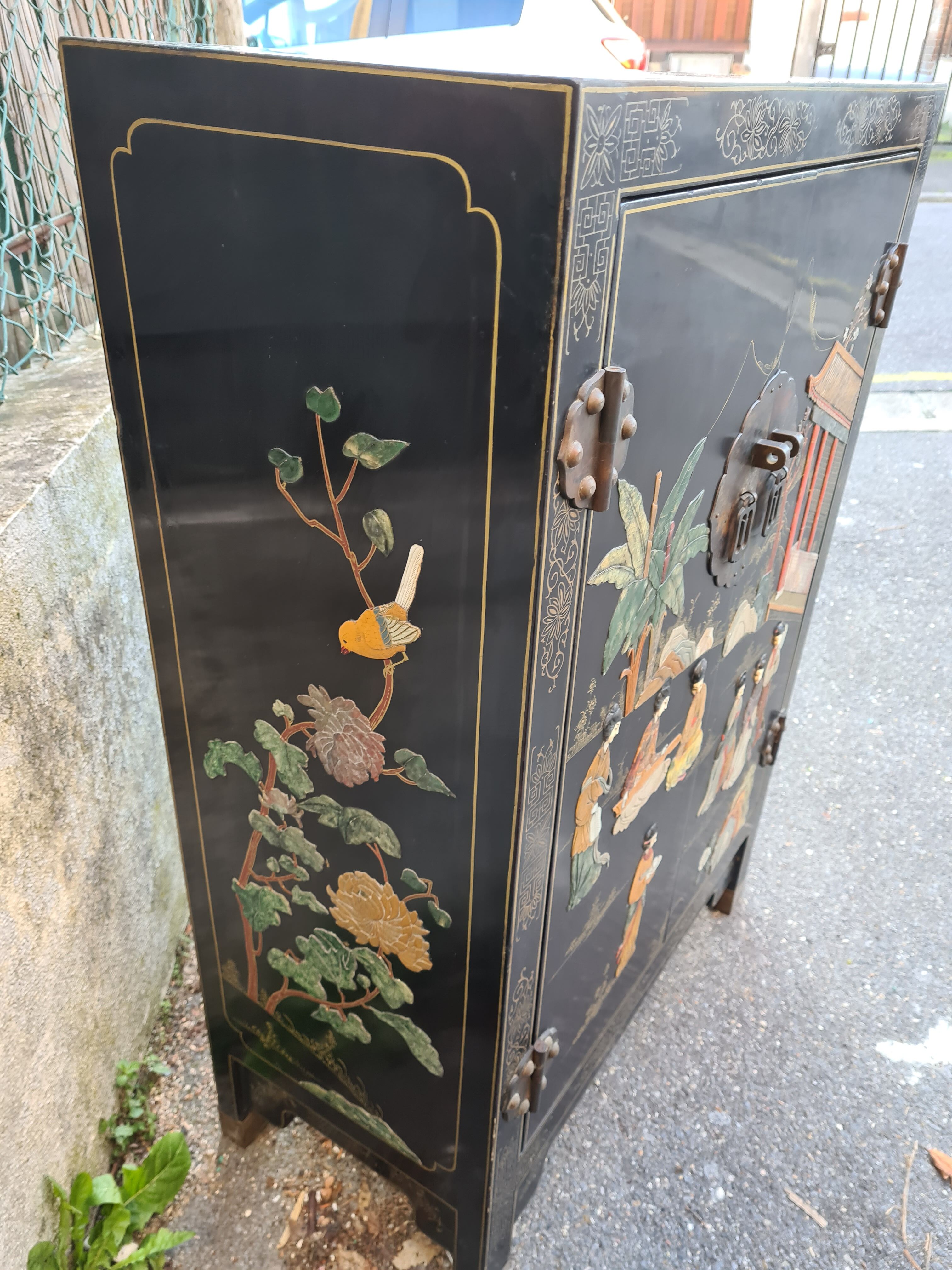 Meuble chinois ouvrant à 2 portes laque noire et pierres dures