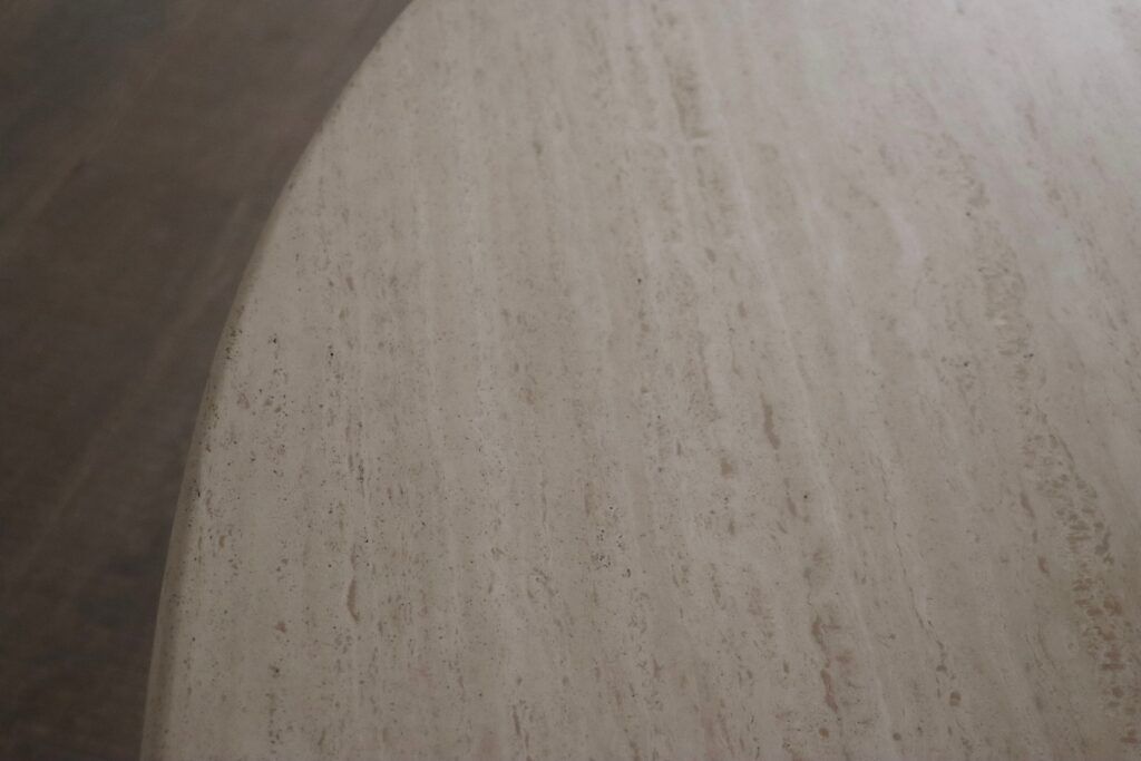 Table à manger ovale ‘Argo’ en travertin par Carlo Scarpa pour Simon Gavina, années 1970