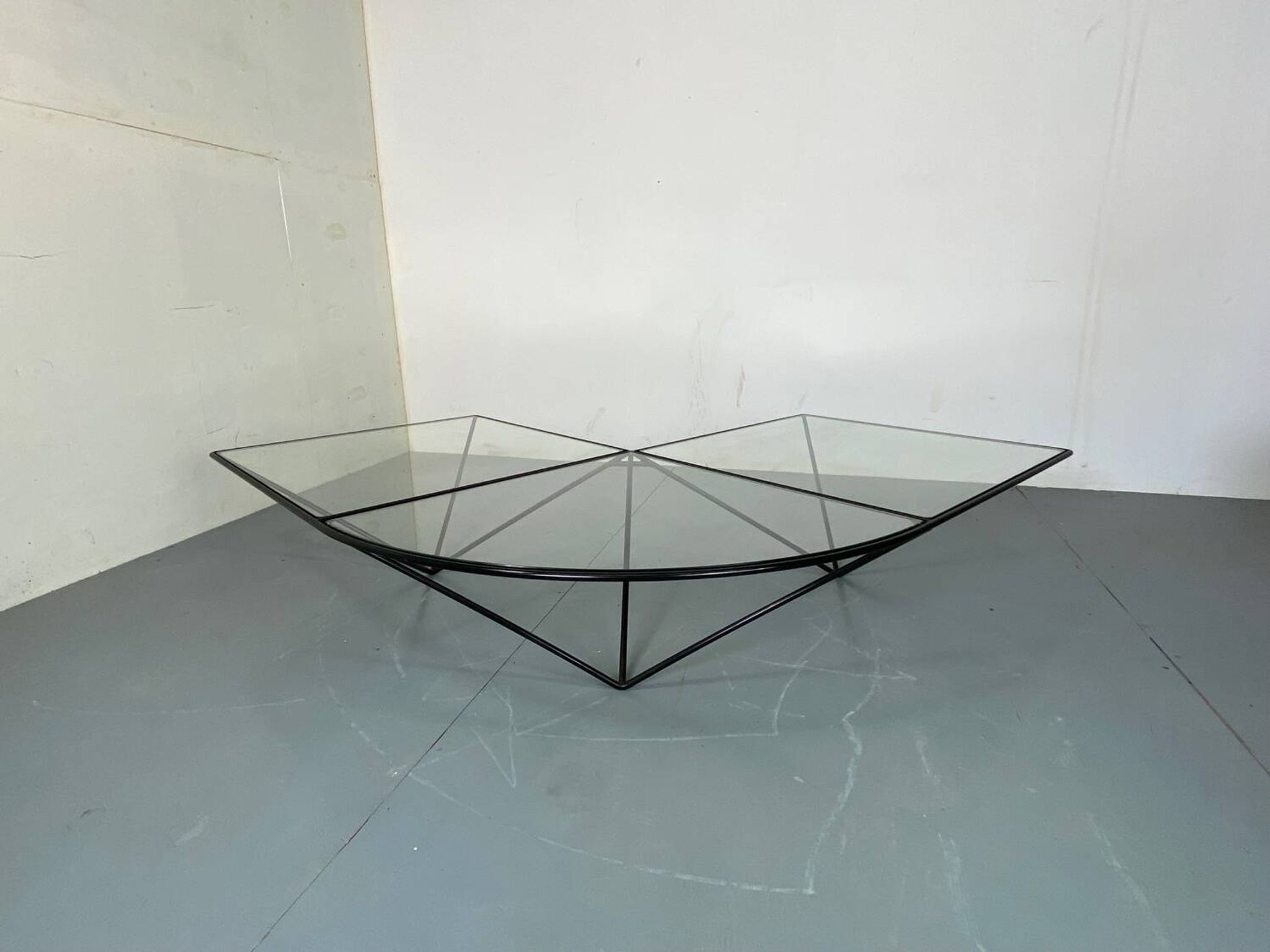 Table Basse Moderniste Furtive en Acier et Verre, Italie, années 1980