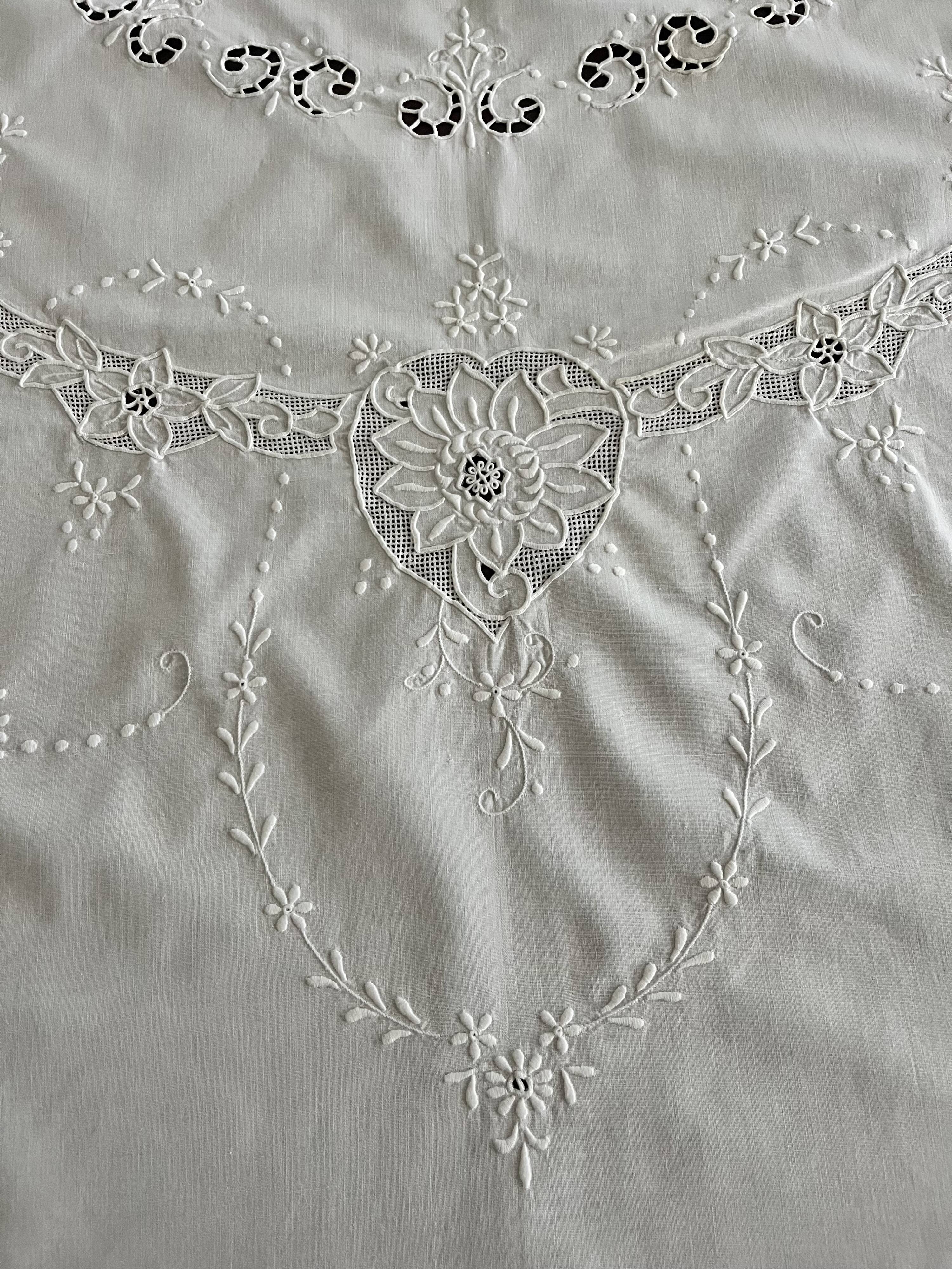 Round embroidered tablecloth with 6 napkins.