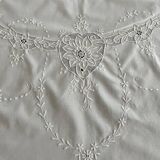 Round embroidered tablecloth with 6 napkins.