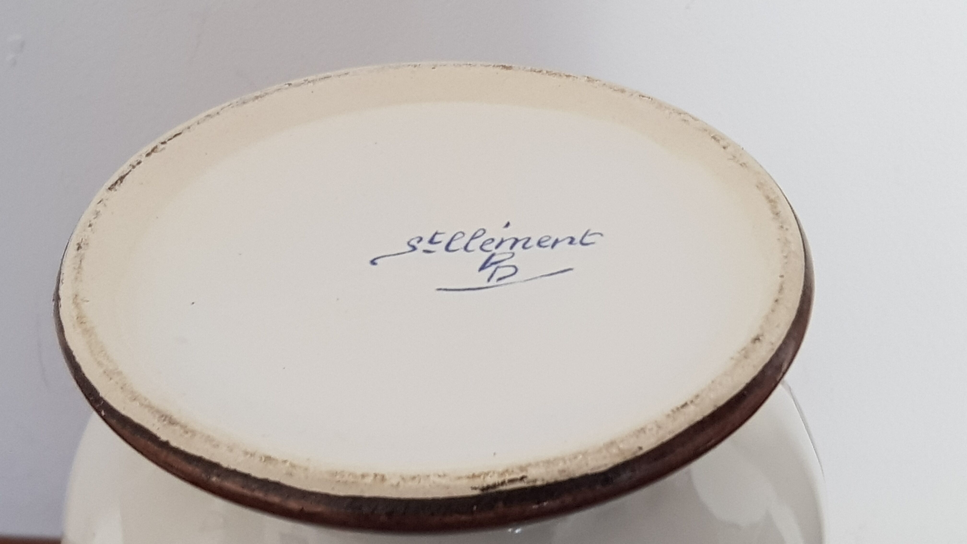 Pots a pharmacy in earthenware