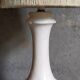 Lampe de table en albâtre, pied balustre, abat-jour en laine vierge