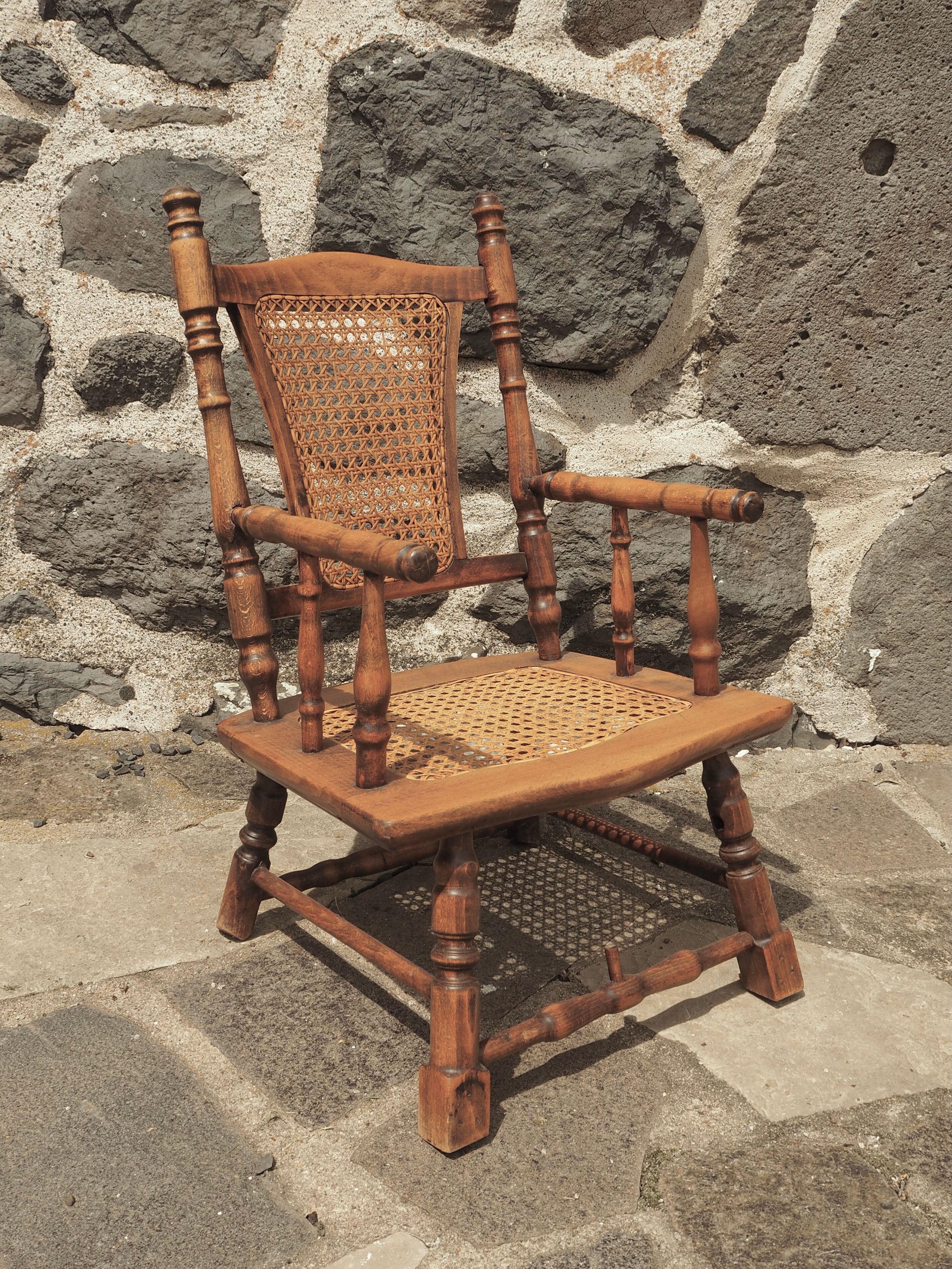 Fauteuil en bois et cannage pour enfant