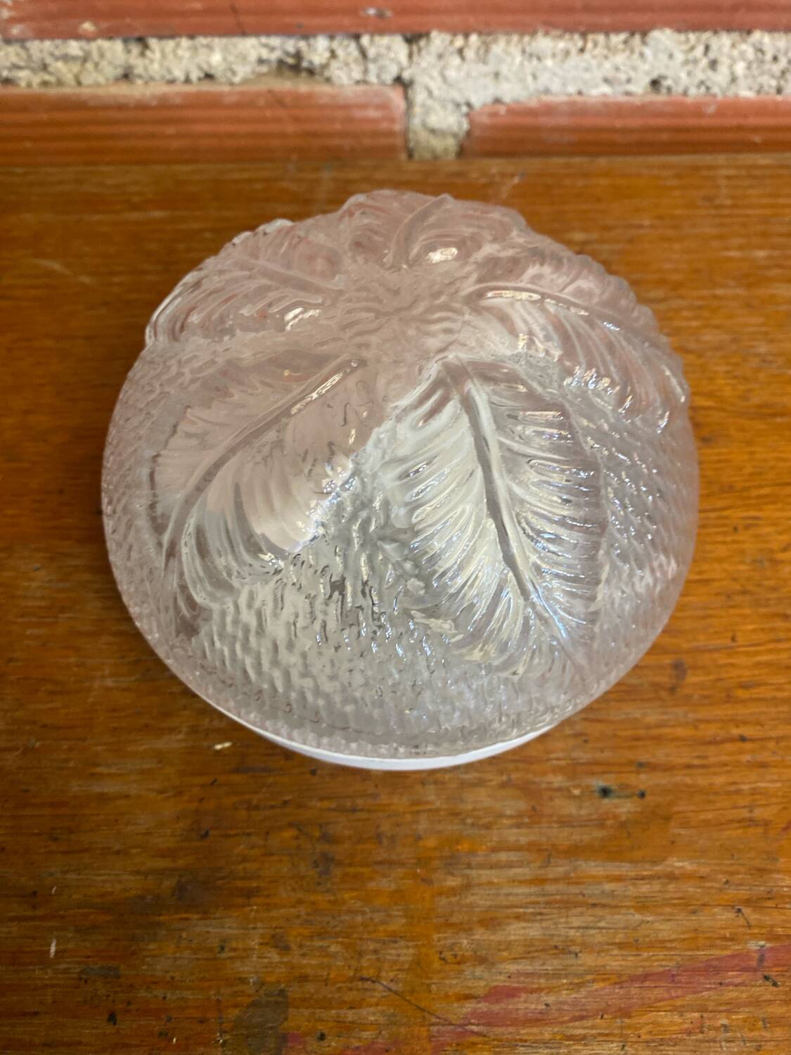 Plafonnier applique ancienne verre moulé + support metal blanc vintage