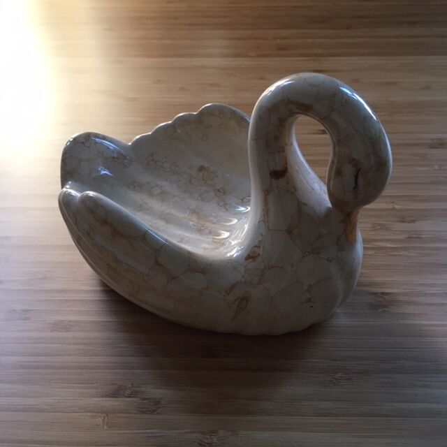 Ceramic swan pocket tray
