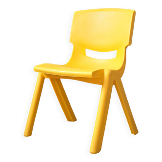Chaise enfant en plastique jaune