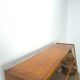 Vintage fineer toonbank, winkel vitrine met schuifdeuren