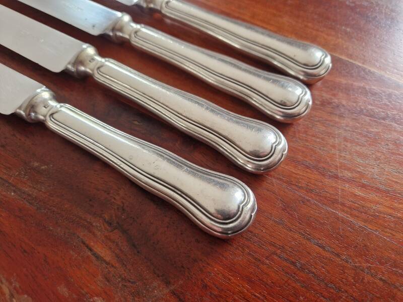Ercuis - Set of 4 table knives model Chinon with metal outline.